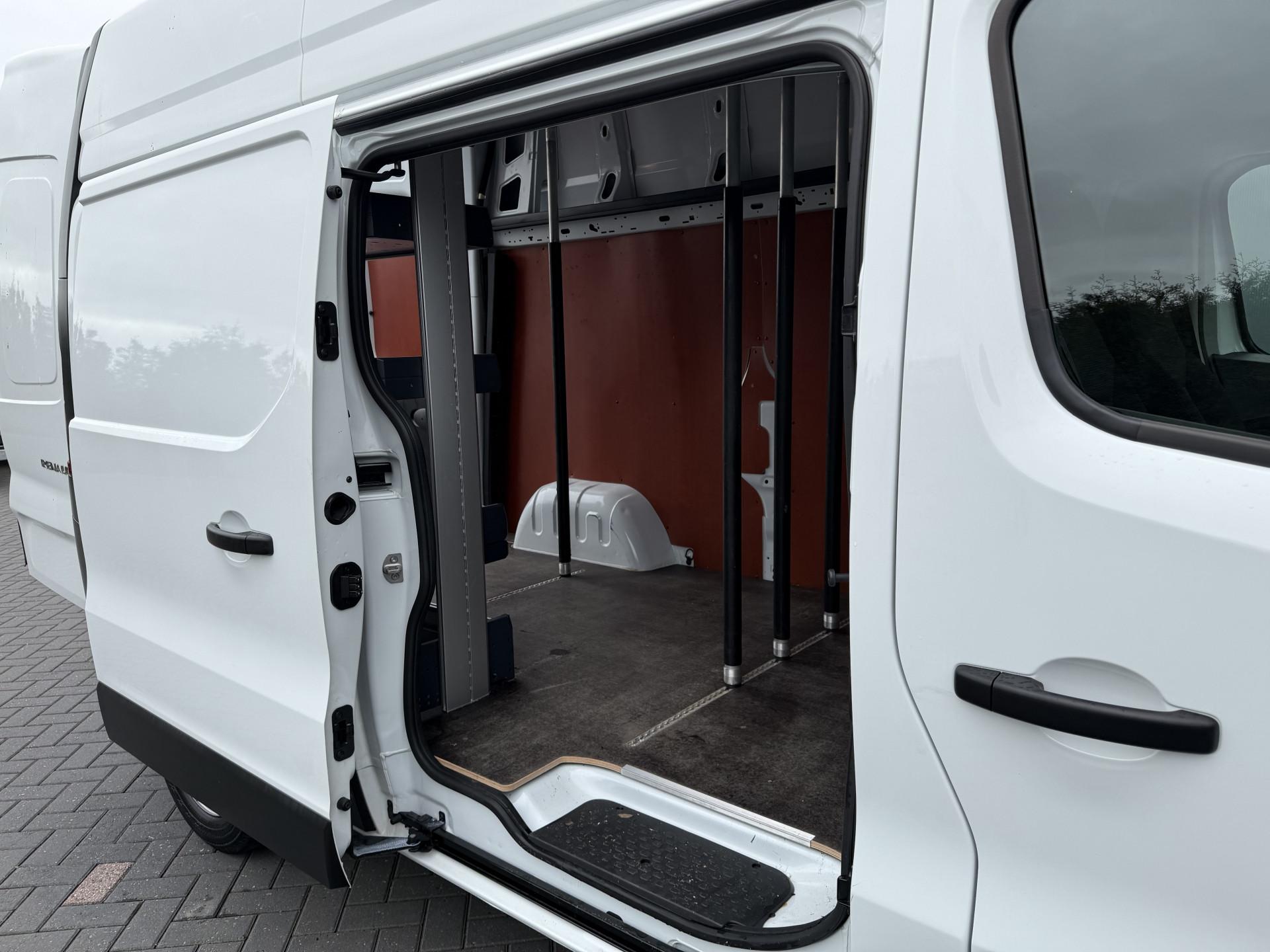 Foto 9 van Renault 2.0 Blue dC1 150 PK / L2H2 / 1e EIG. / SORTIMO INRICHTING / LED / AIRCO / CRUISE / NAVI / 3-ZITS