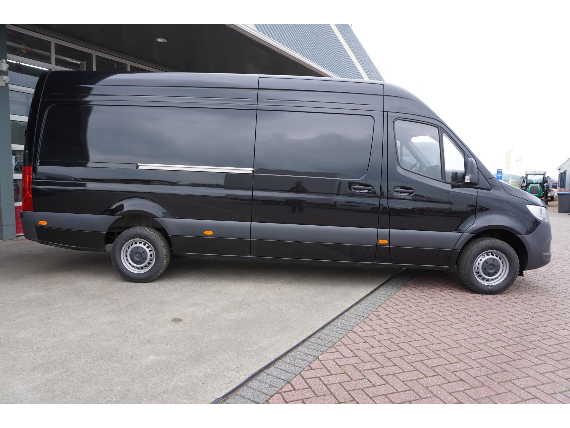 Foto 3 van Mercedes-Benz Sprinter 317CDI 170PK L3H2 RWD Automaat