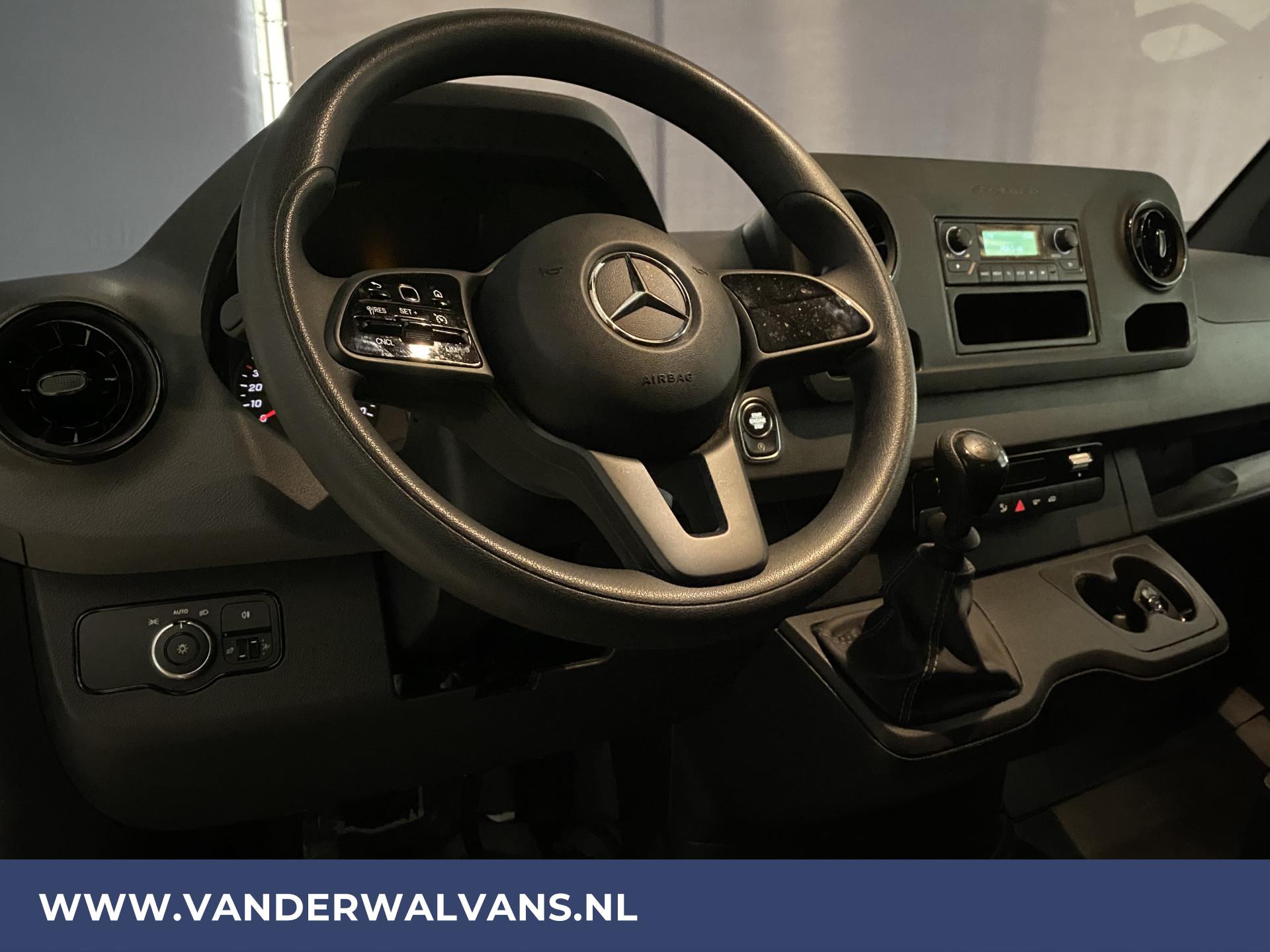 Foto 14 van Mercedes-Benz Sprinter 315CDI 150pk L3H2 Fabrieksgarantie Euro6 Airco | Cruisecontrol | Camera | Bijrijdersbank