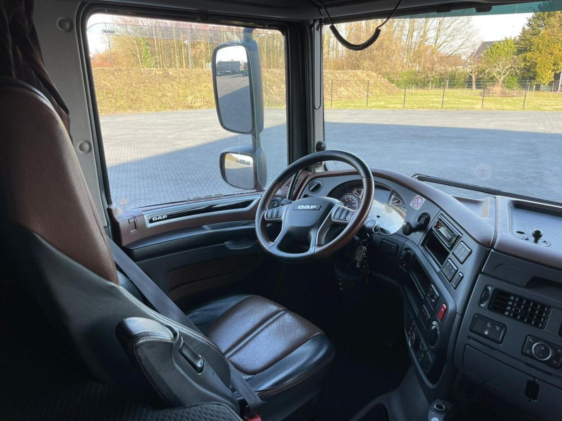 Foto 11 van DAF XF 530 SSC, 6X2/4, LEATHER SEATS, NL TRUCK, PERFECT CONDITION.