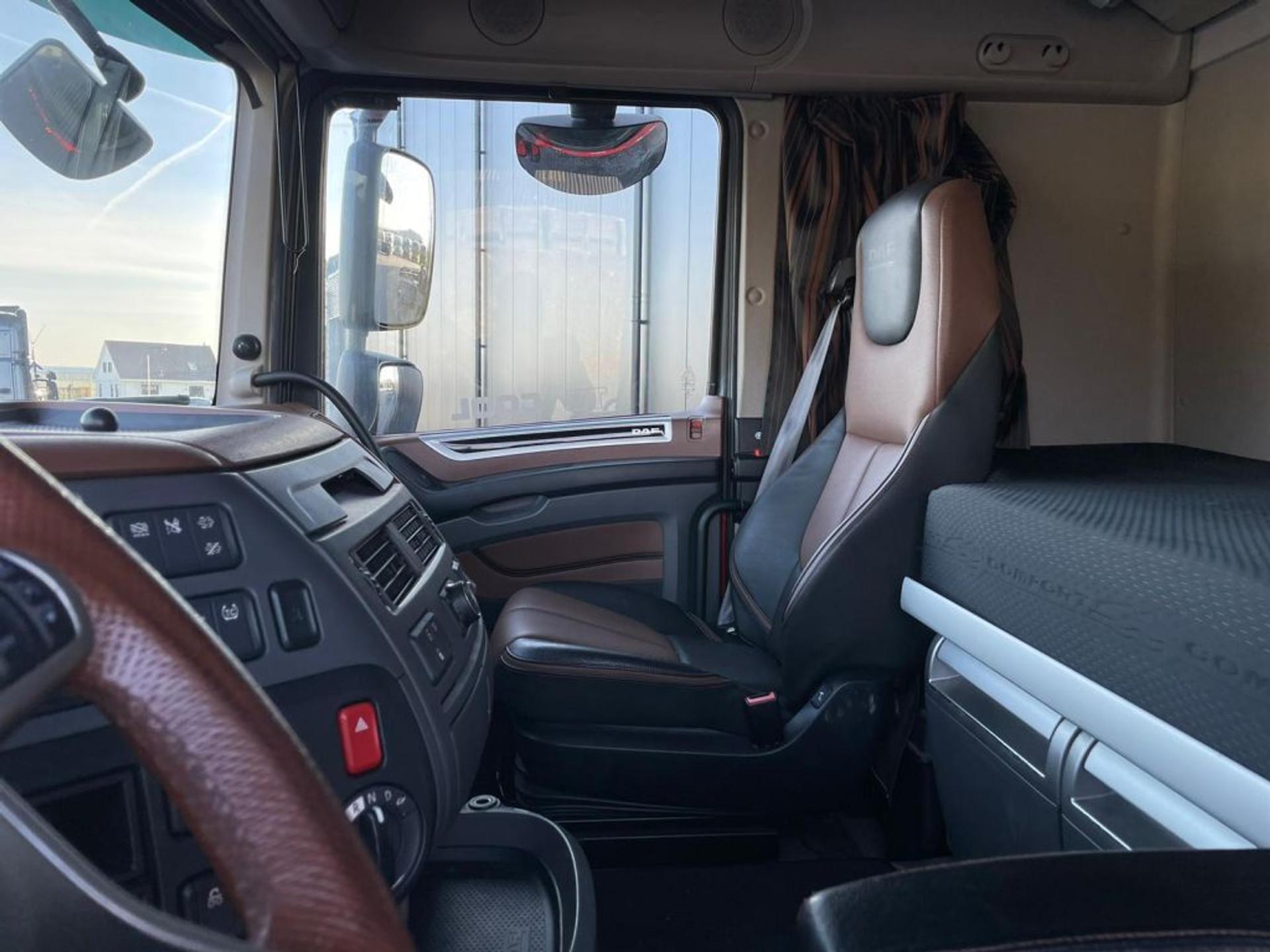 Foto 12 van DAF XF 530 SSC, 6X2/4, LEATHER SEATS, NL TRUCK, PERFECT CONDITION.