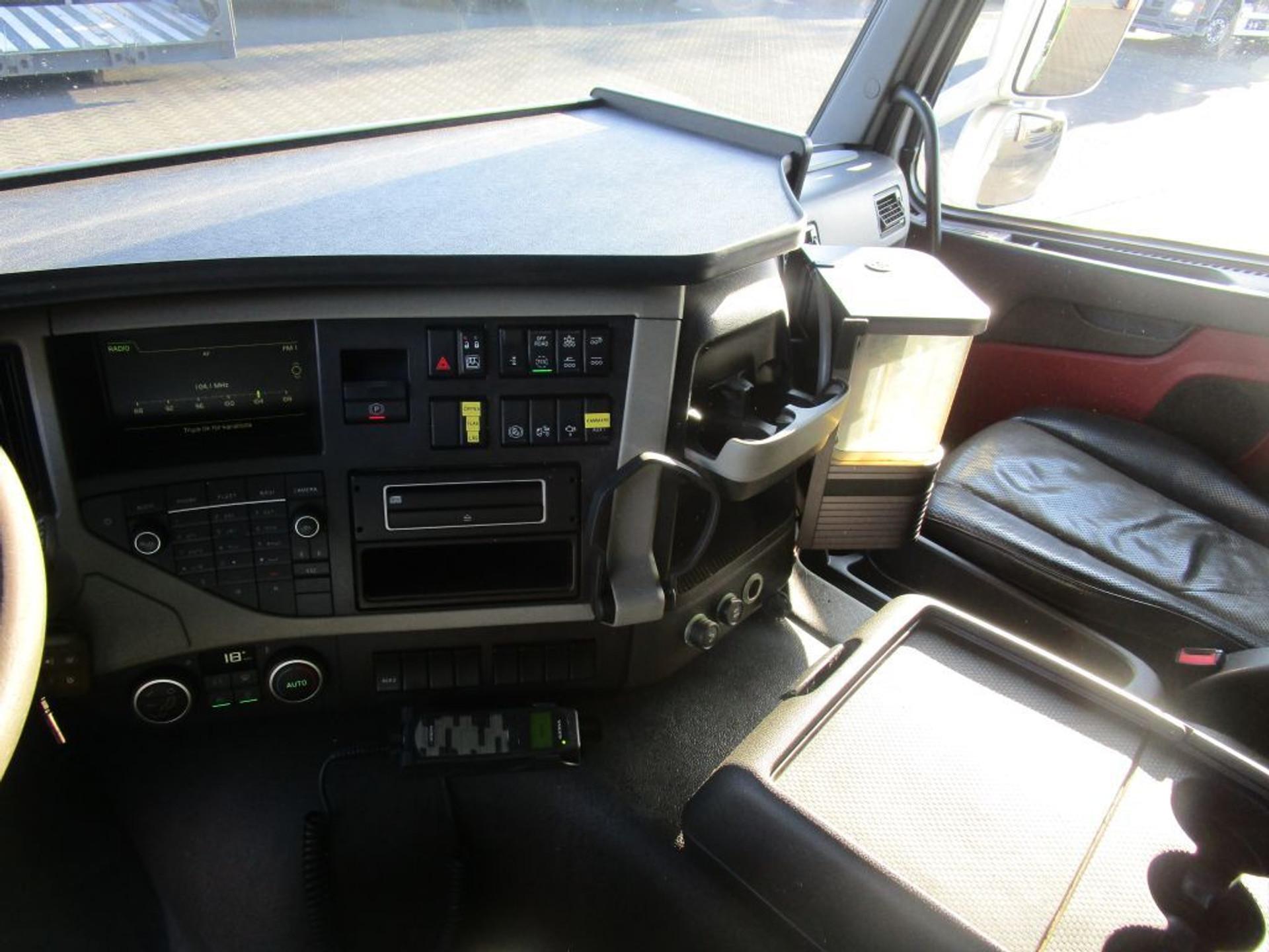 Foto 11 van Volvo FM 460 FM 460 8x4 ( Tridem ) Palfinger PK 33002-EH E + Pallift haakarmsysteem