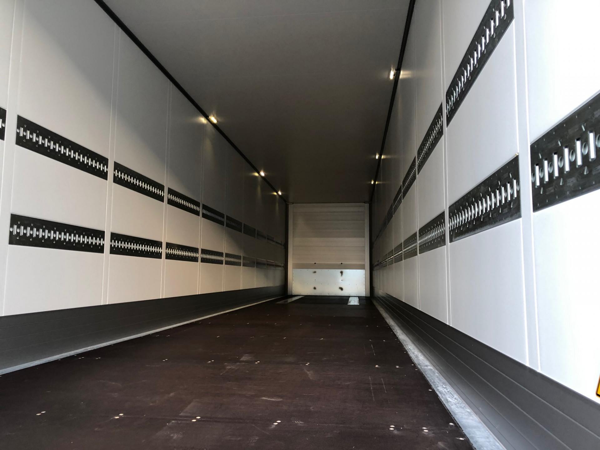 Foto 3 van Schmitz Cargobull / 3 as Box / Dhollandia Laadklep 2000 kg