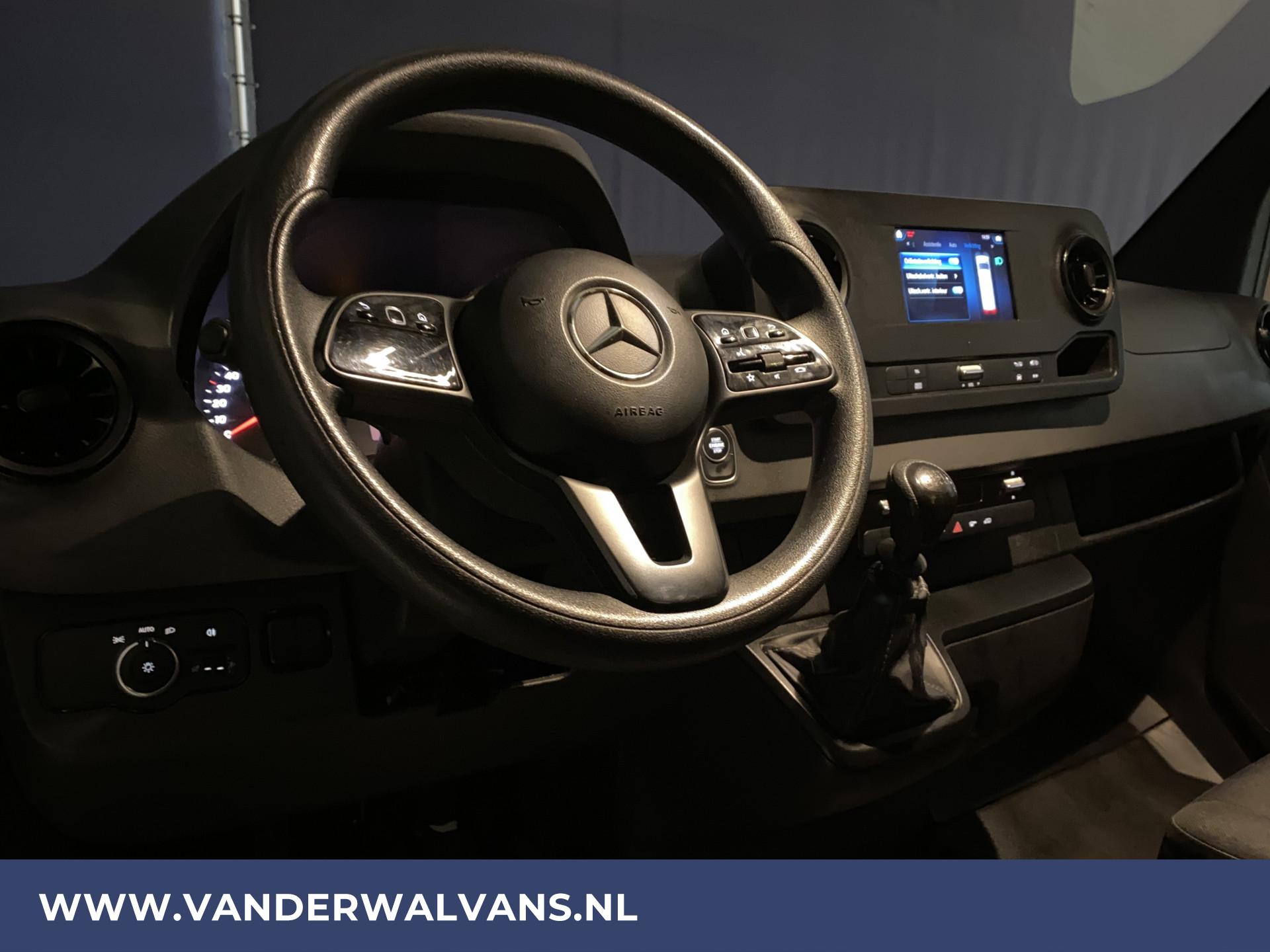 Foto 4 van Mercedes-Benz Sprinter 316 CDI 163pk Bakwagen + Deuren Euro6 Airco | Apple Carplay | 1025kg laadvermogen