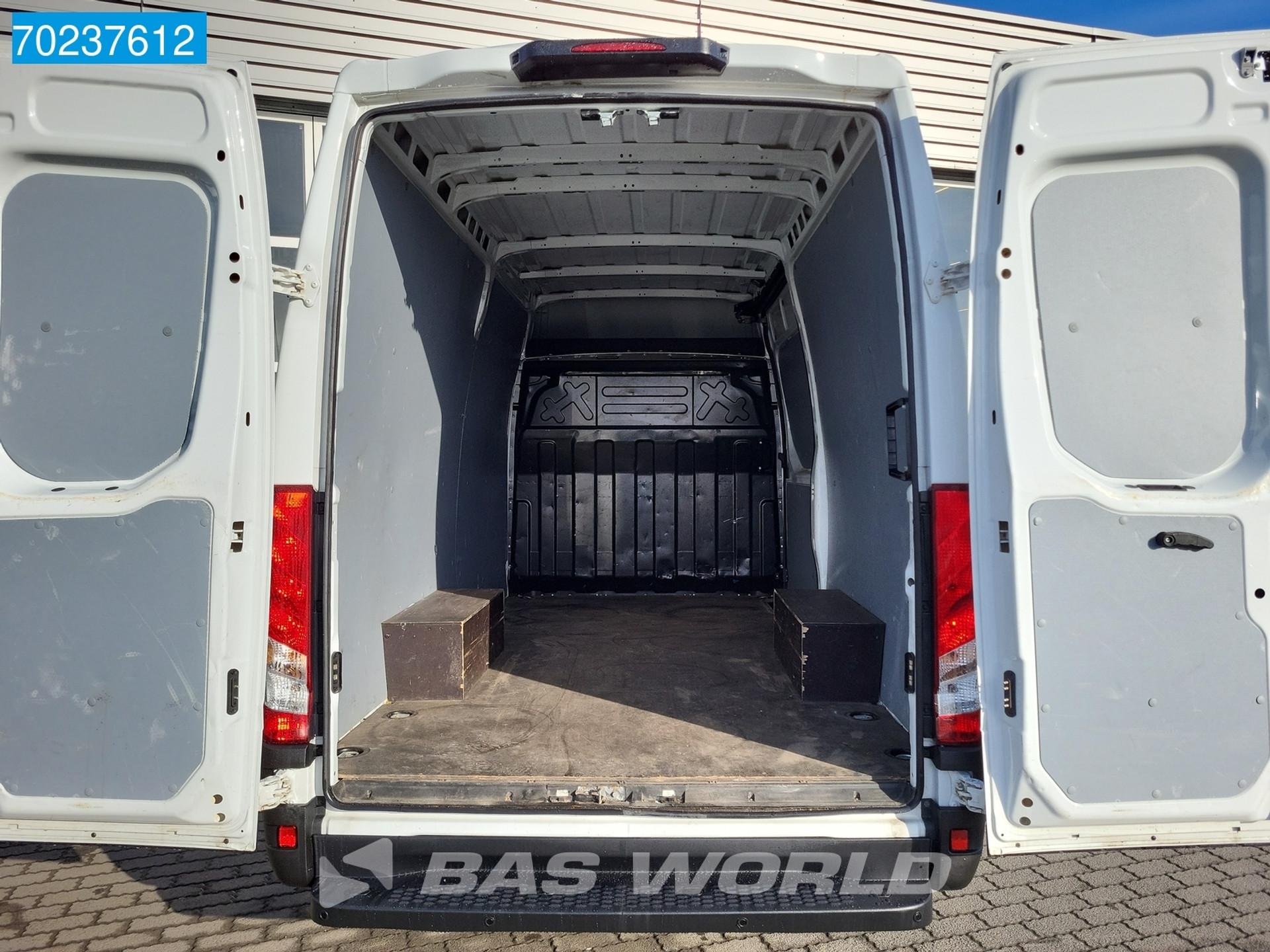Foto 6 van Iveco Daily 35S14 Automaat L2H2 Airco Cruise Nwe model 3500kg trekgewicht 12m3 Airco Cruise control