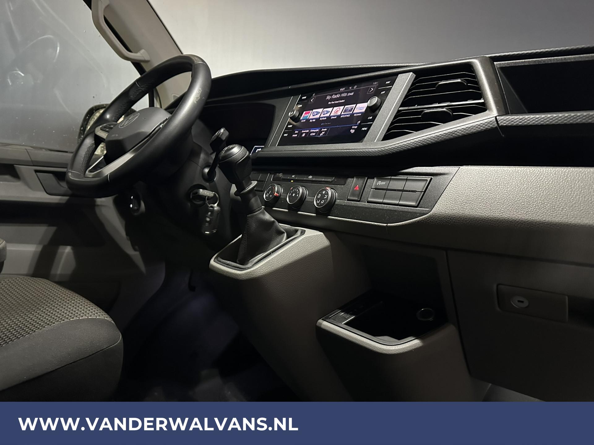 Foto 14 van Volkswagen Transporter 2.0 TDI L2H1 Fabrieksgarantie Euro6 Airco | Navigatie | Trekhaak | Apple Carplay