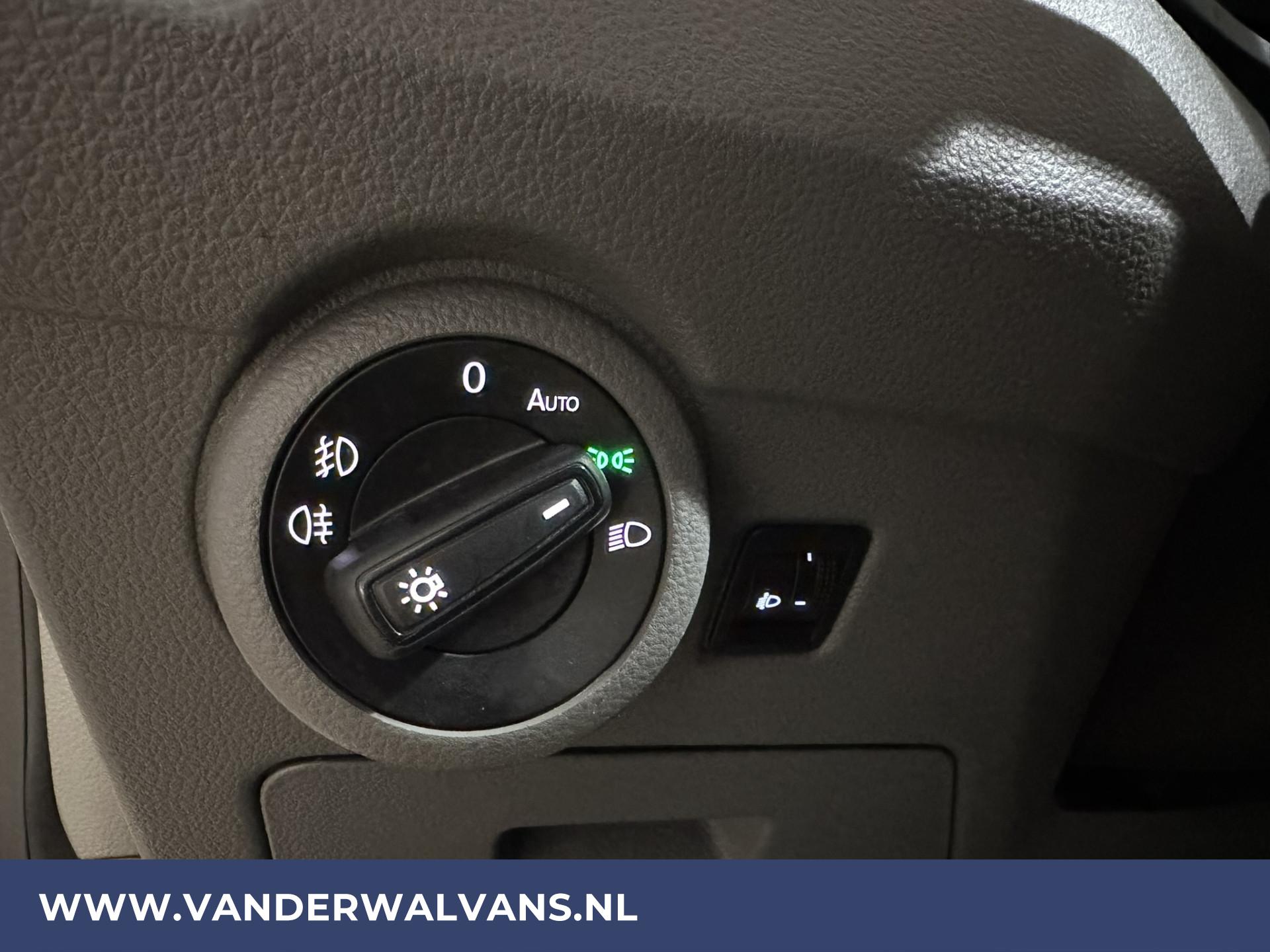 Foto 17 van Volkswagen Transporter 2.0 TDI L2H1 Fabrieksgarantie Euro6 Airco | Navigatie | Trekhaak | Apple Carplay