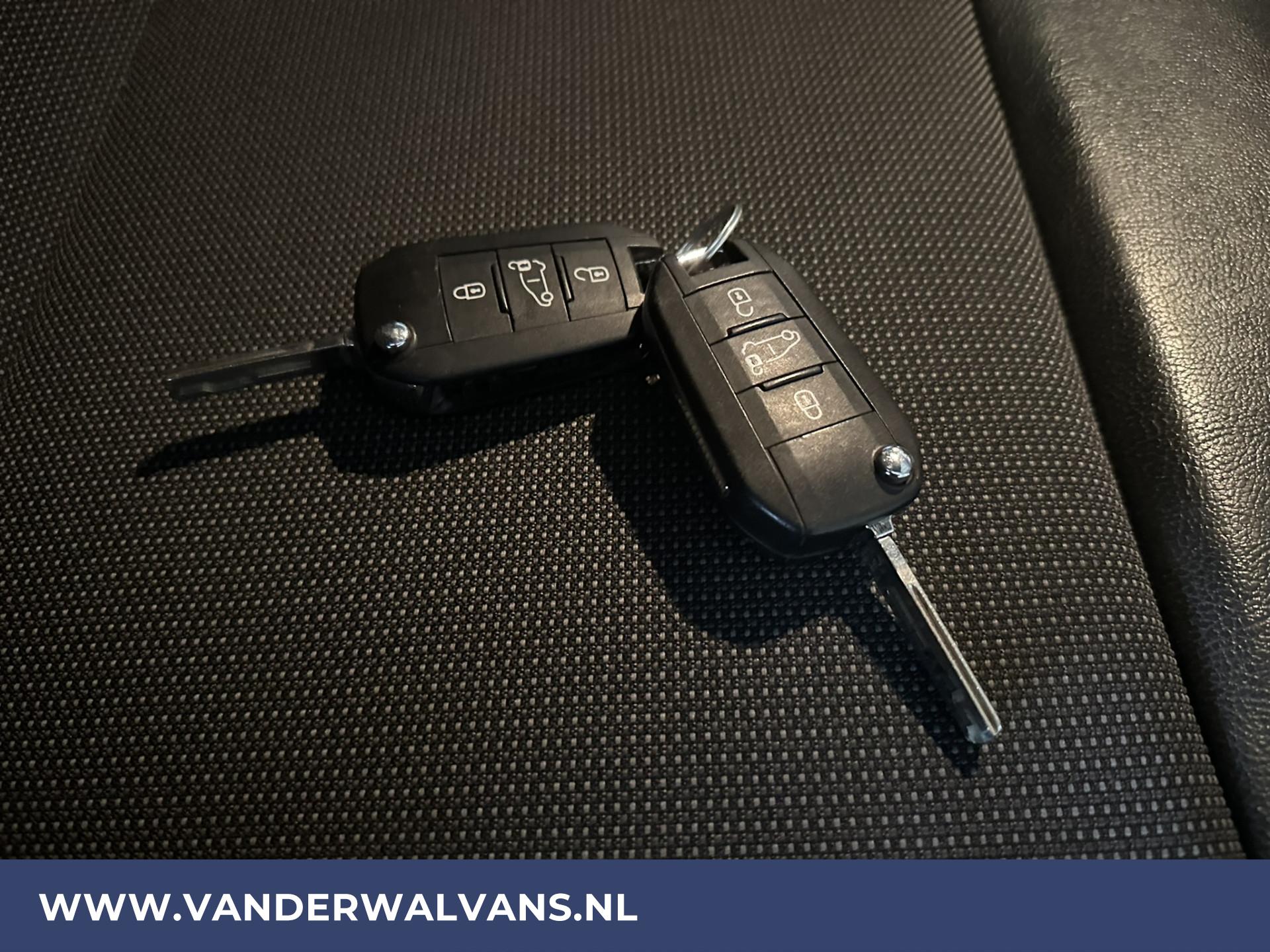 Foto 18 van Opel Vivaro 2.0 CDTI 150pk L3H1 XL Euro6 Airco | Apple Carplay | Navigatie | Camera | 2500kg trekvermogen