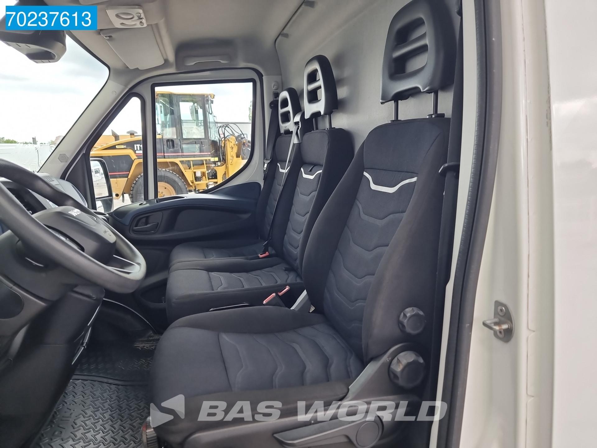 Foto 14 van Iveco Daily 35S14 Automaat L2H2 Airco Cruise Standkachel PDC 12m3 Airco Cruise control