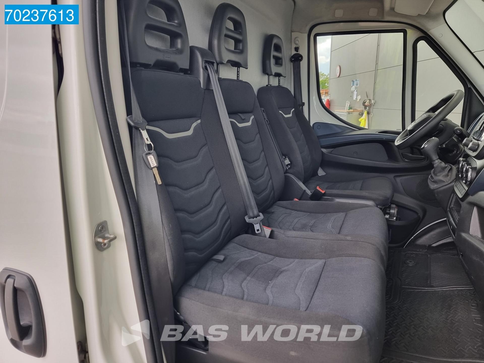 Foto 15 van Iveco Daily 35S14 Automaat L2H2 Airco Cruise Standkachel PDC 12m3 Airco Cruise control