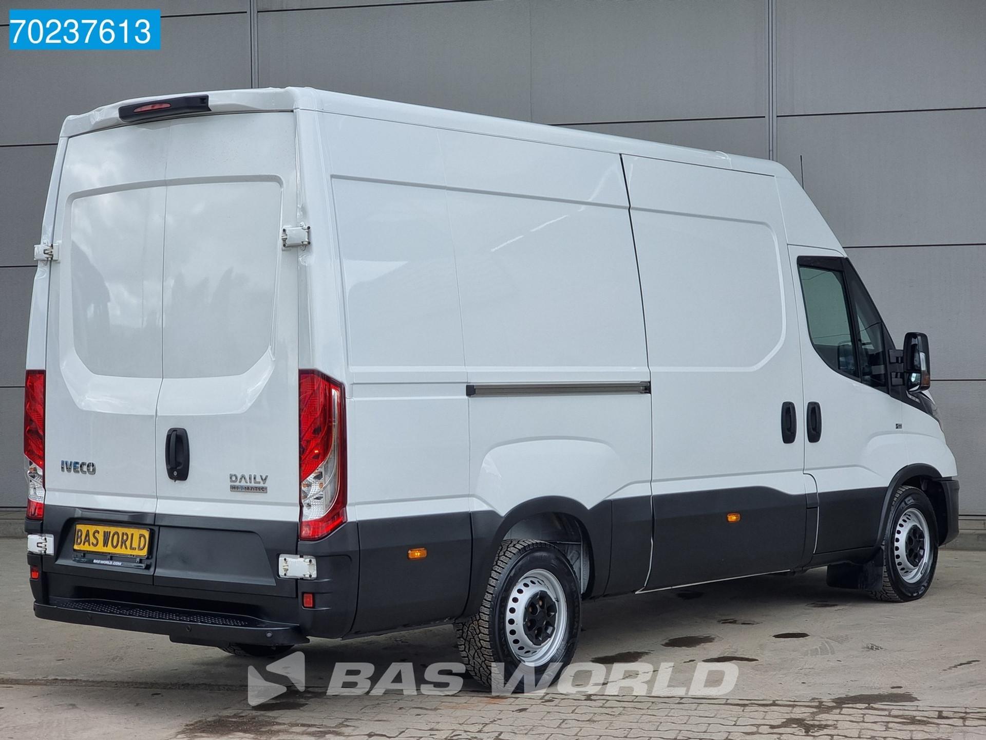 Foto 5 van Iveco Daily 35S14 Automaat L2H2 Airco Cruise Standkachel PDC 12m3 Airco Cruise control