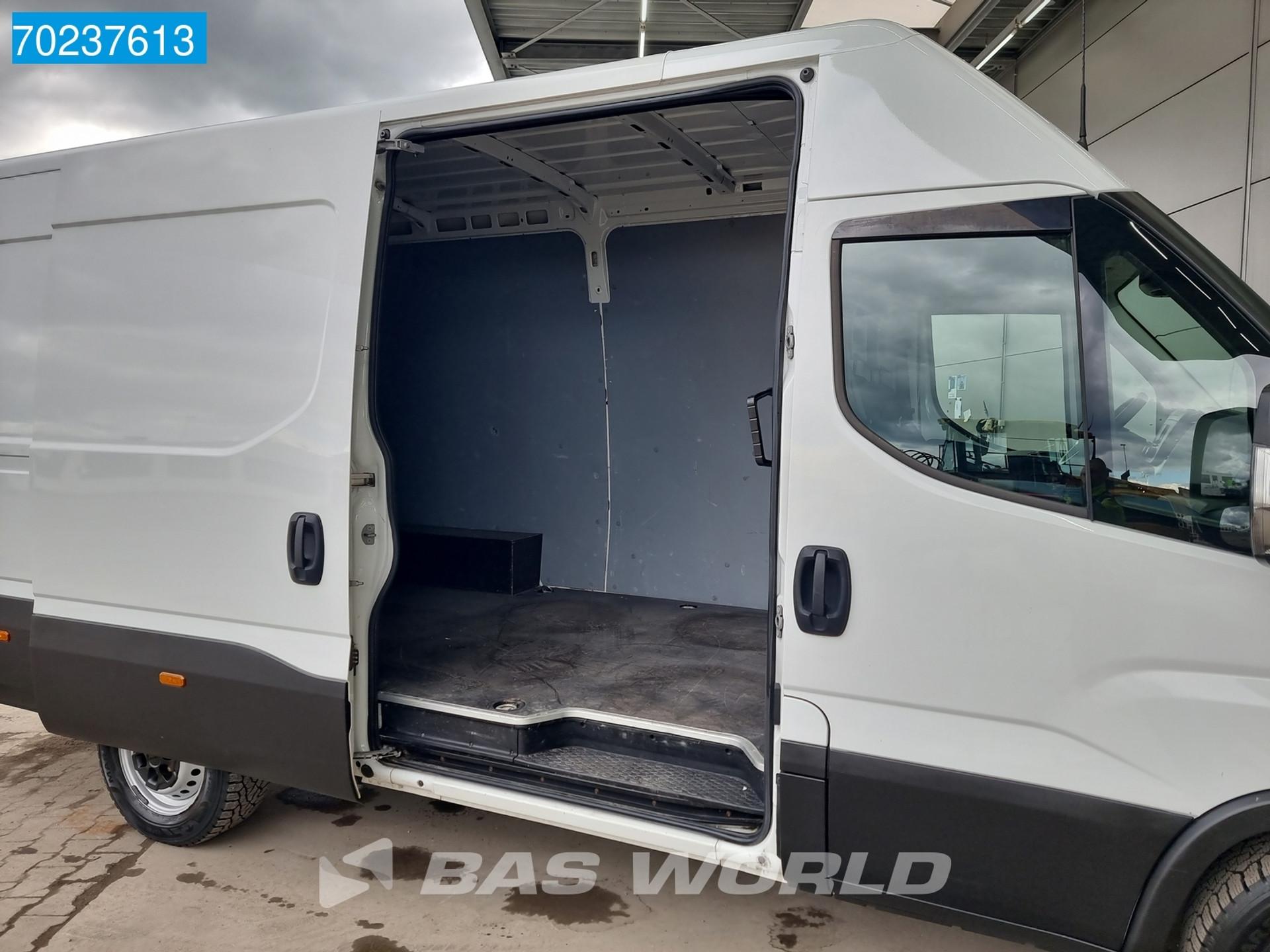 Foto 6 van Iveco Daily 35S14 Automaat L2H2 Airco Cruise Standkachel PDC 12m3 Airco Cruise control
