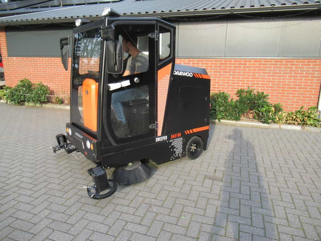 Daewoo DAS 100 road sweeper