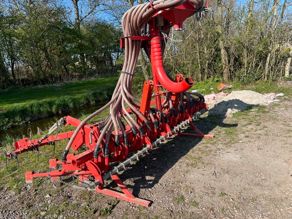Kuhn Zaaibalk met verdeler en 24 kouters - 3 meter