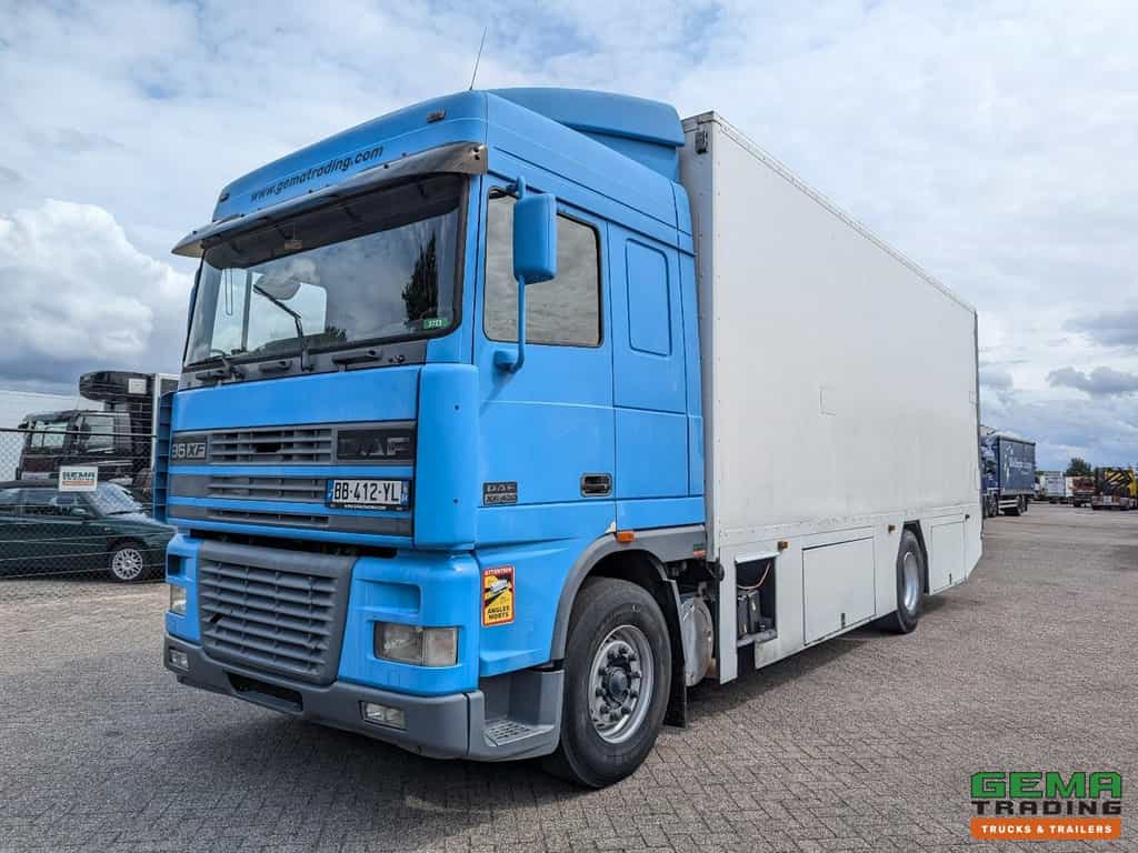 DAF XF95.430 4x2 Spacecab Euro2 - Retarder - Geslotenbak 7.7m - Handgeschakeld - Vangmuil