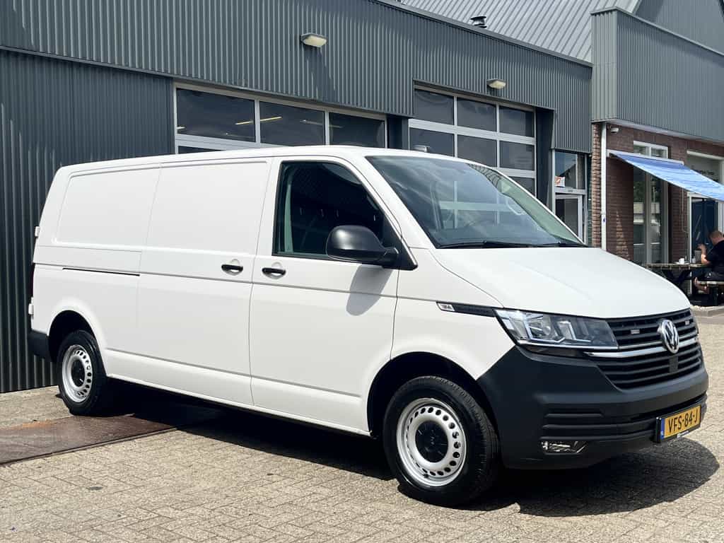 Volkswagen Transporter 2.0 TDI L2H1 T6.1 150pk DSG Automaat Airco Cruise Trekhaak 2500kg Navigatie App connect 1e eigenaar BPM vrij Euro 6 Lang bestel