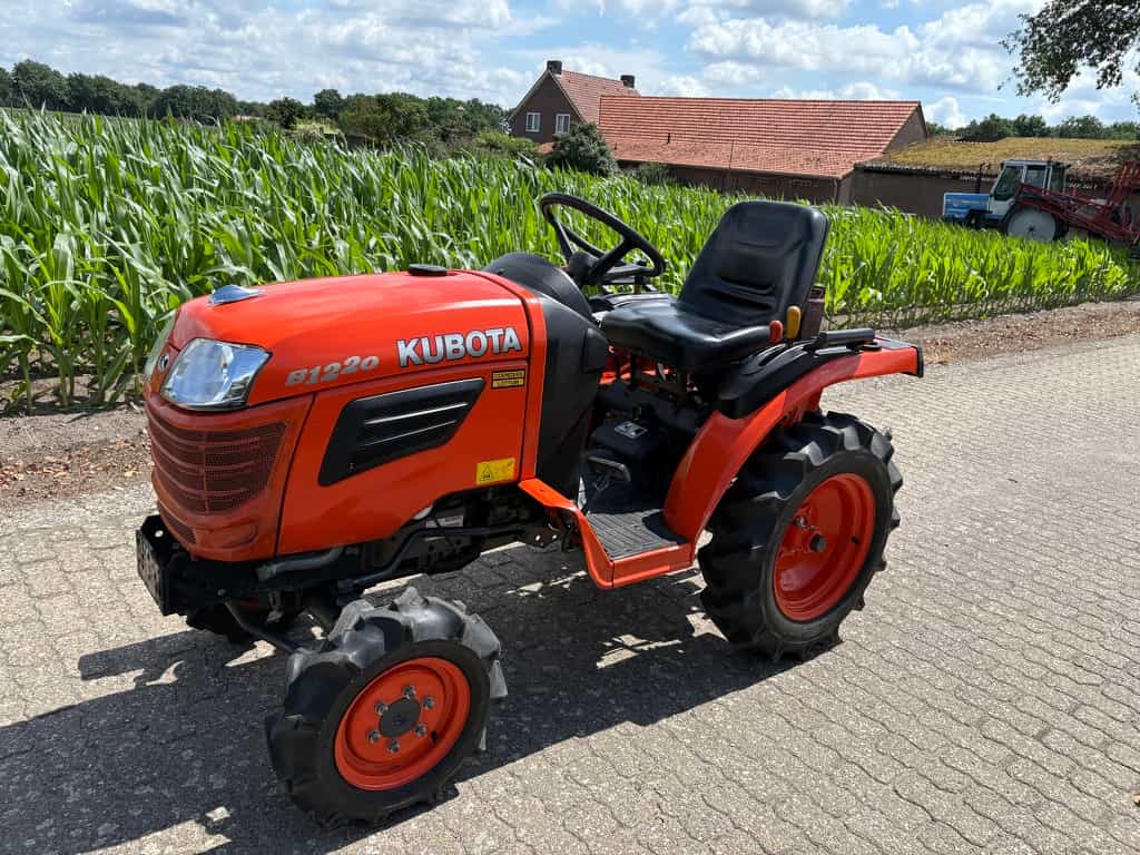 Kubota B1220 mini tractor