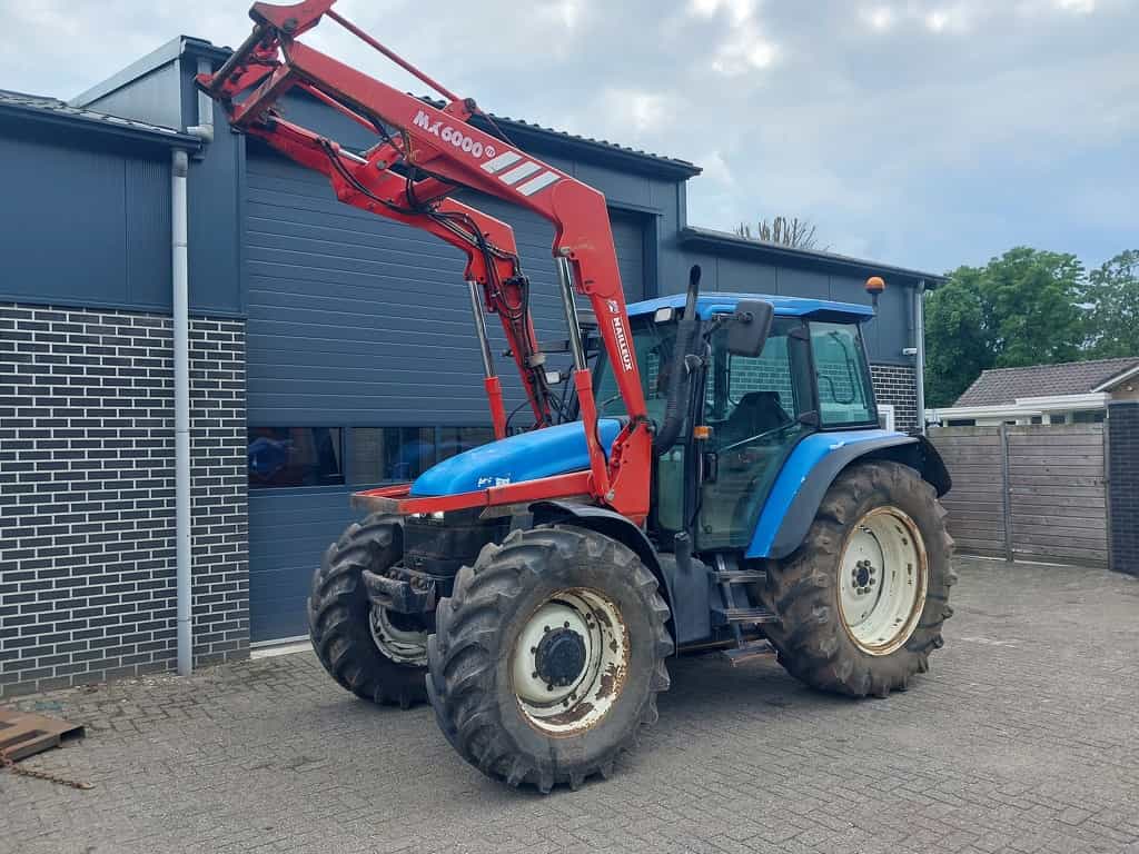 New Holland TS 115 met Frontlader