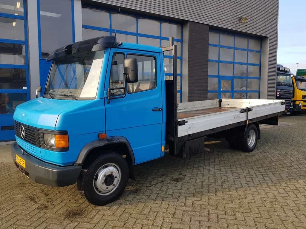 Mercedes-Benz 611 D Open laadbak Manual flatbed truck