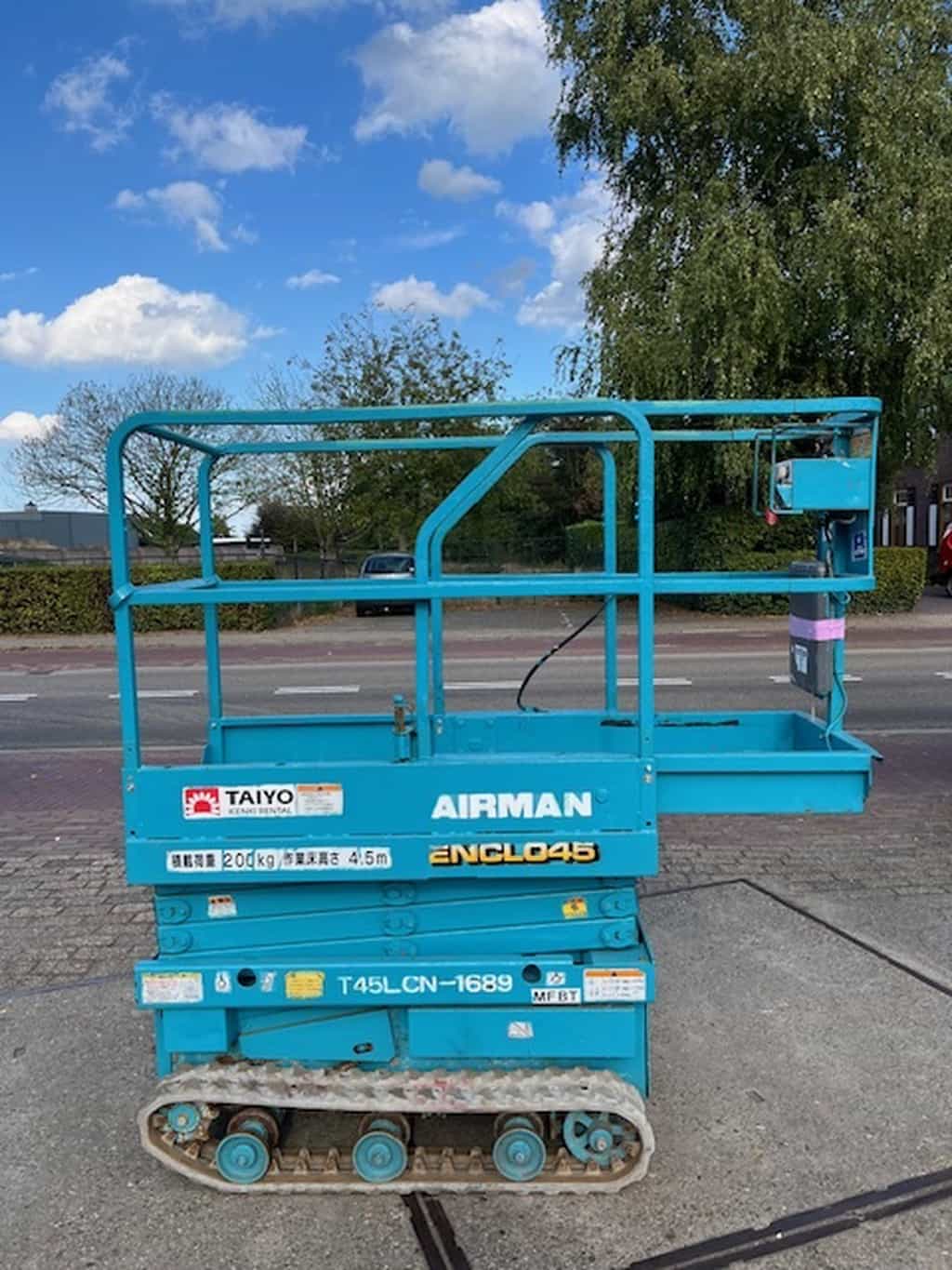 Gebruikte schaarhoogwerker op rups Airman ENCL045