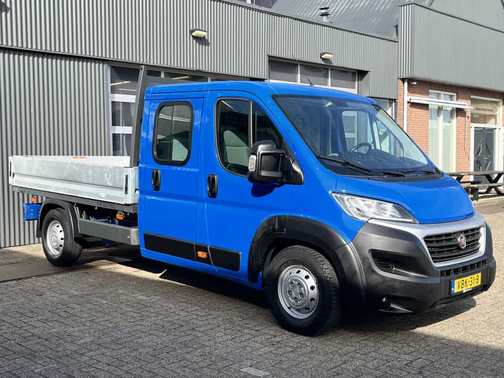 Fiat Ducato 35H 2.3 MultiJet L3 Airco Trekhaak 3000kg trekgewicht Stuurwielbediening Telefoonverbinding open laadbak Pick-up 3-Persoons p-up Bakwagen Euro 6 Bpm vrij voor particulier gebruik! 1e eigenaar