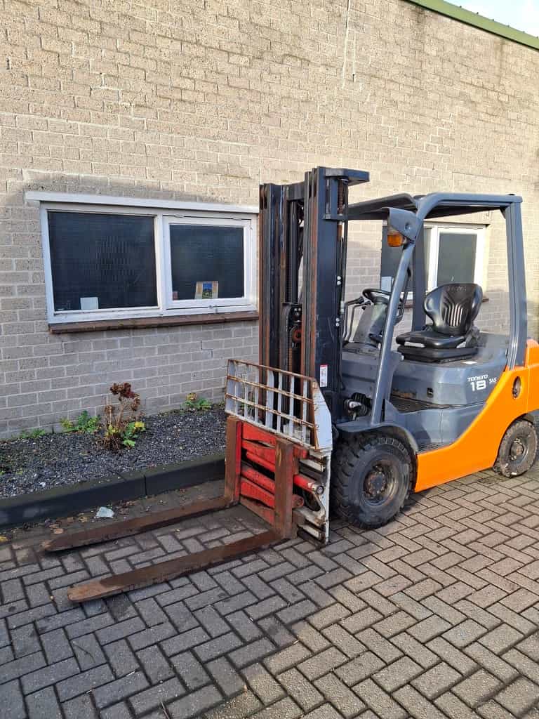 TOYOTA 02-8FDF18 DIESEL Heftruck Triplo Vorkenspreider