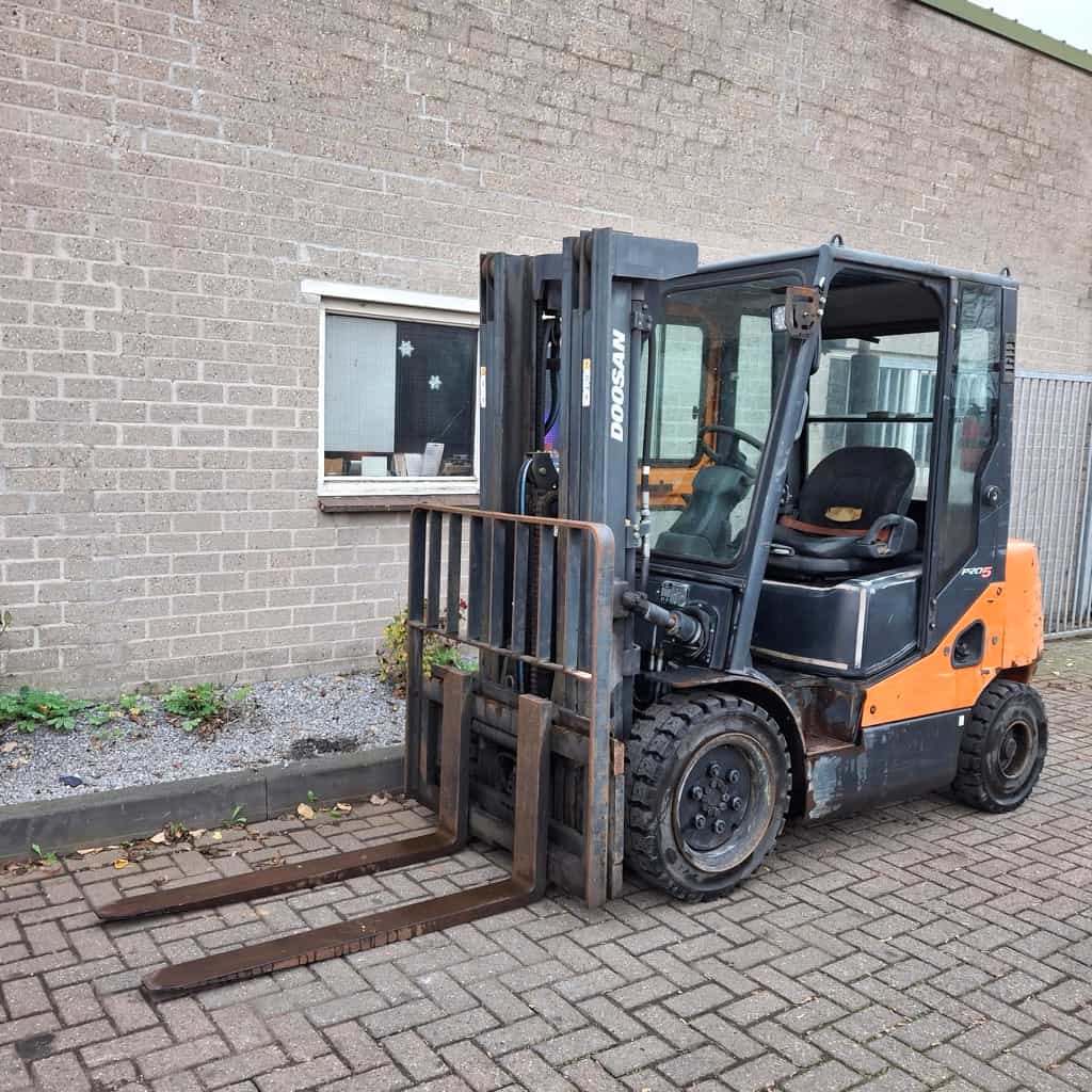 DOOSAN D30 S-5 Diesel Heftruck triplo 4,7 m Shift (BJ 2013)