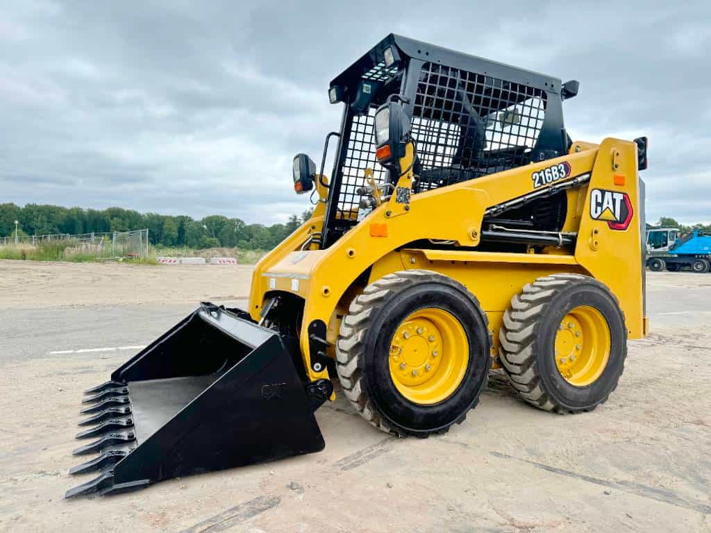 CAT 216B3 - New / Unused / Extra Hydraulic