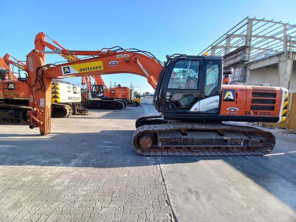 Hitachi ZX220LC (Abu Dhabi)