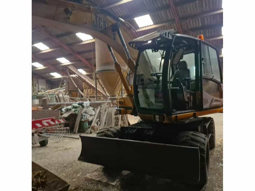 JCB JS145W Graafmachine