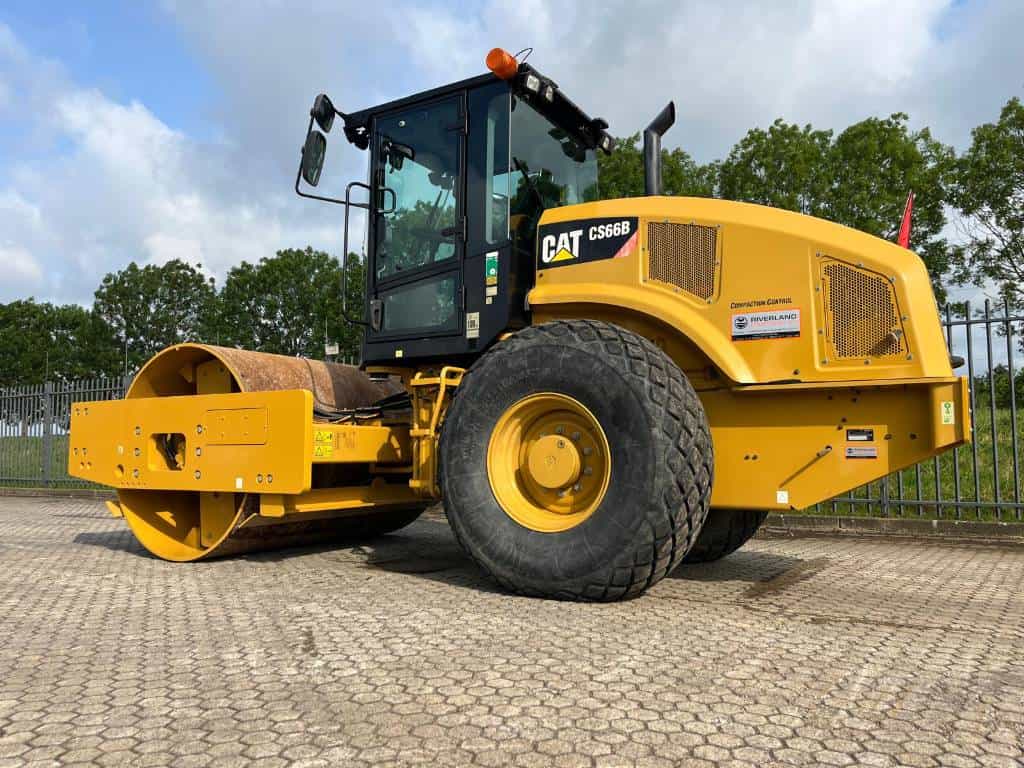 CAT CS66 roller demo with only 1085 hours