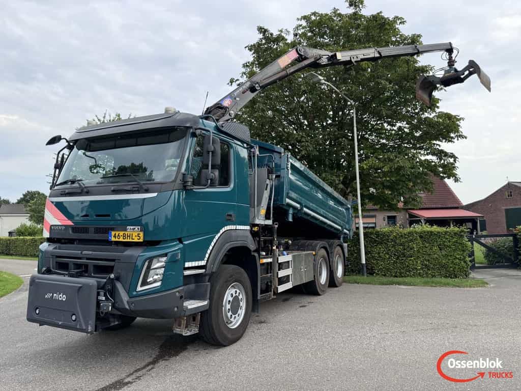 Volvo FMX 370 6x6 Euro 6 met 2 zijden kipper en HMF 1643 Z2 kraan 2 stuks op voorraad. OT5132