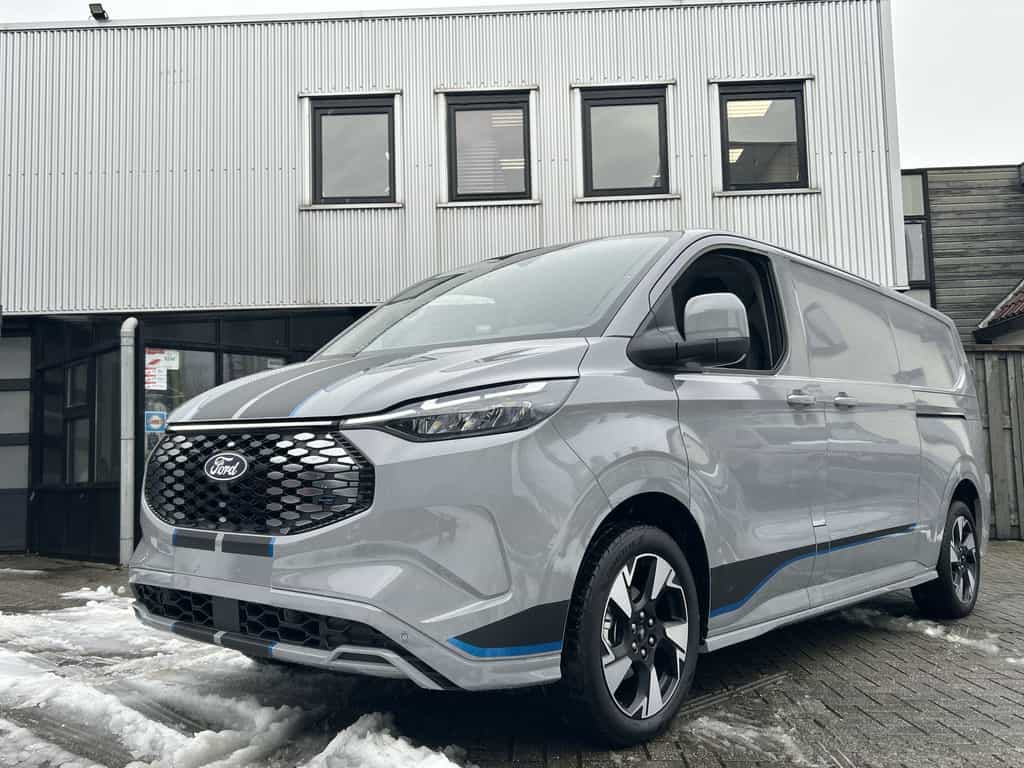 Ford E-Transit Custom 340 L2H1 Sport 71 kWh 2x schuifdeur, LMV 19'', navigatie, laadvloer, trekhaak, camera Snel leverbaar