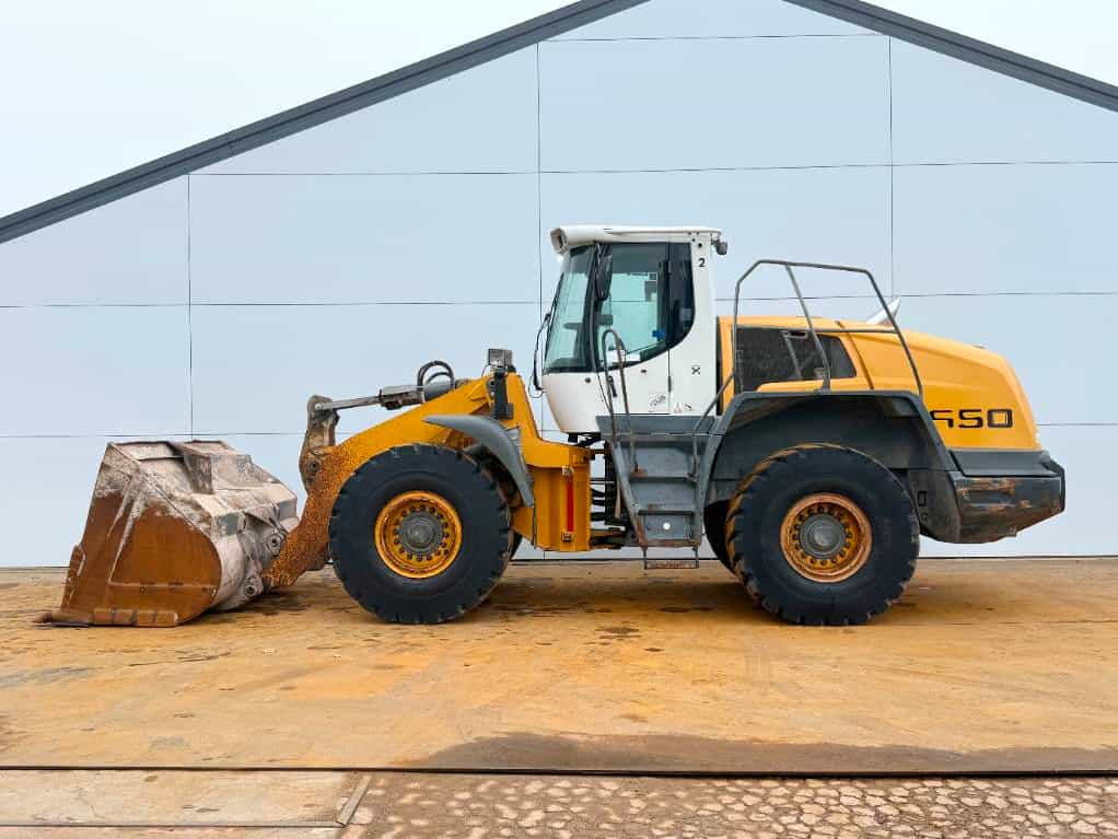 Liebherr L550 - Automatic Greasing / Good Tyres!