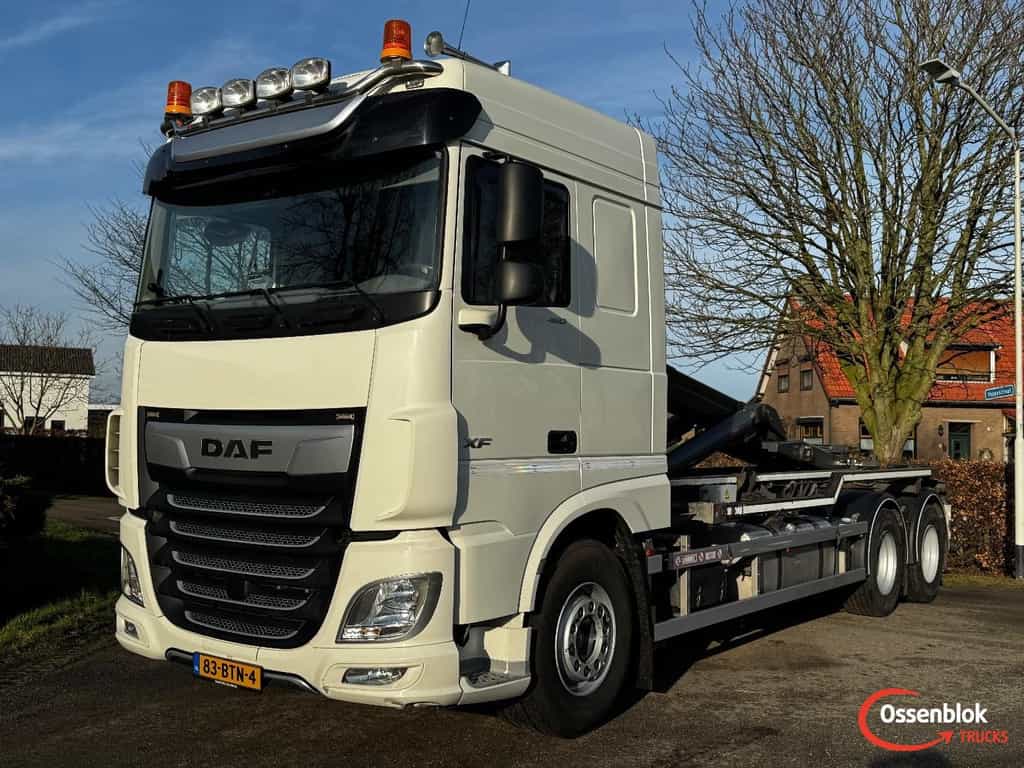 DAF XF 480 FAS 6x2 Euro 6 met VDL 25 ton containerhaakarm en afdeknetsysteem OT5375
