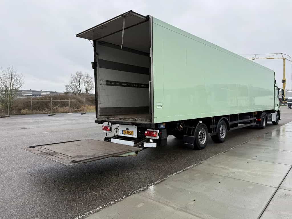 Schmitz Cargobull 2-Assige gestuurde bloemen/planten oplegger met 2 tons klep en k closed box semi-trailer