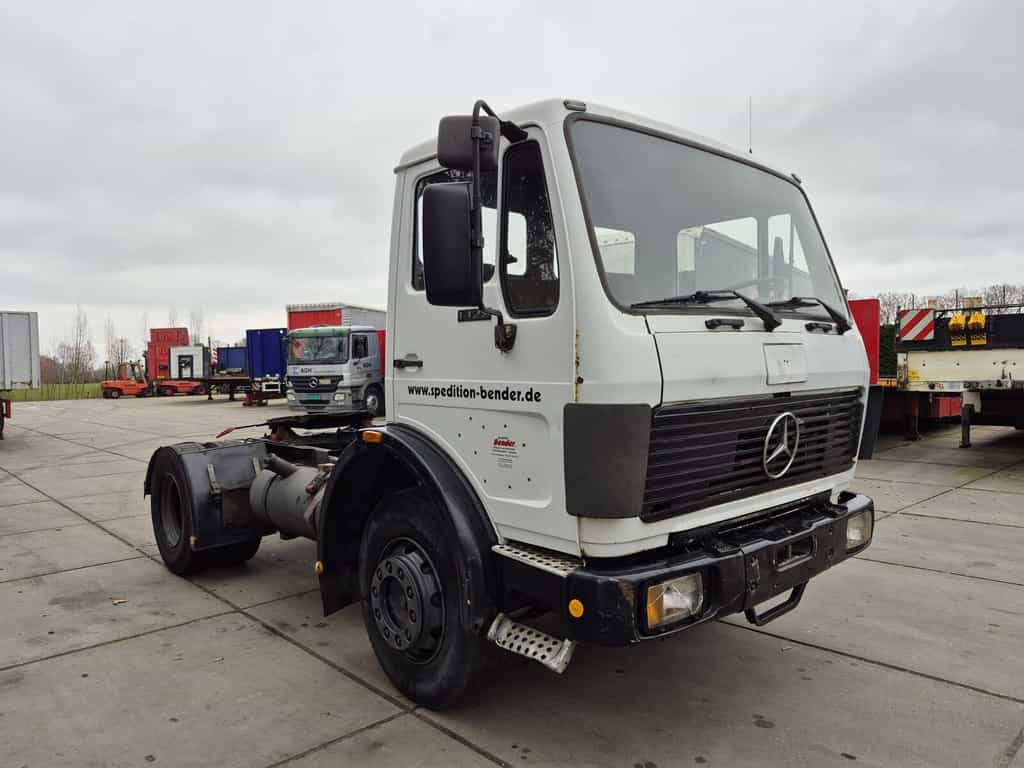 Mercedes-Benz 1422 truck tractor
