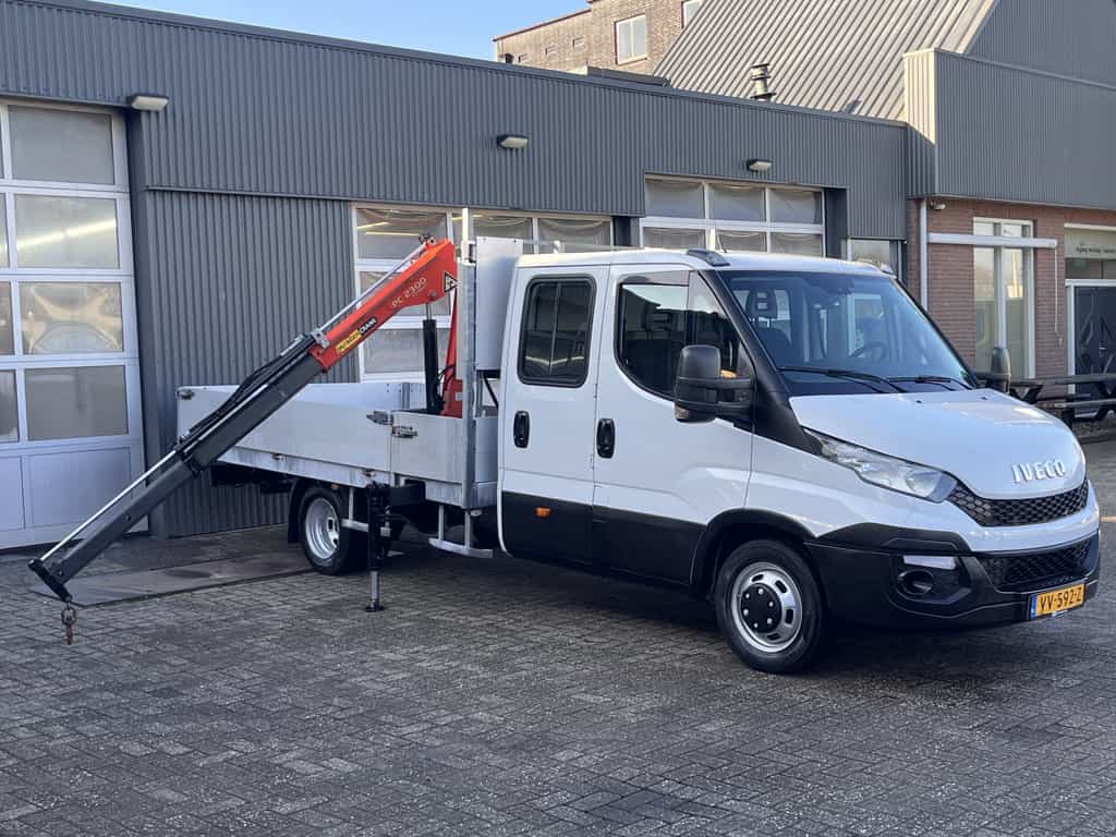 Iveco Daily 35C17 3.0 410 170PK Automaat Palfinger Laadkraan Airco Cruise controle Trekhaak 3500kg trekgewicht 2-Persoons Open laadbak Pick-up P-up Bakwagen 1e eigenaar Euro 5