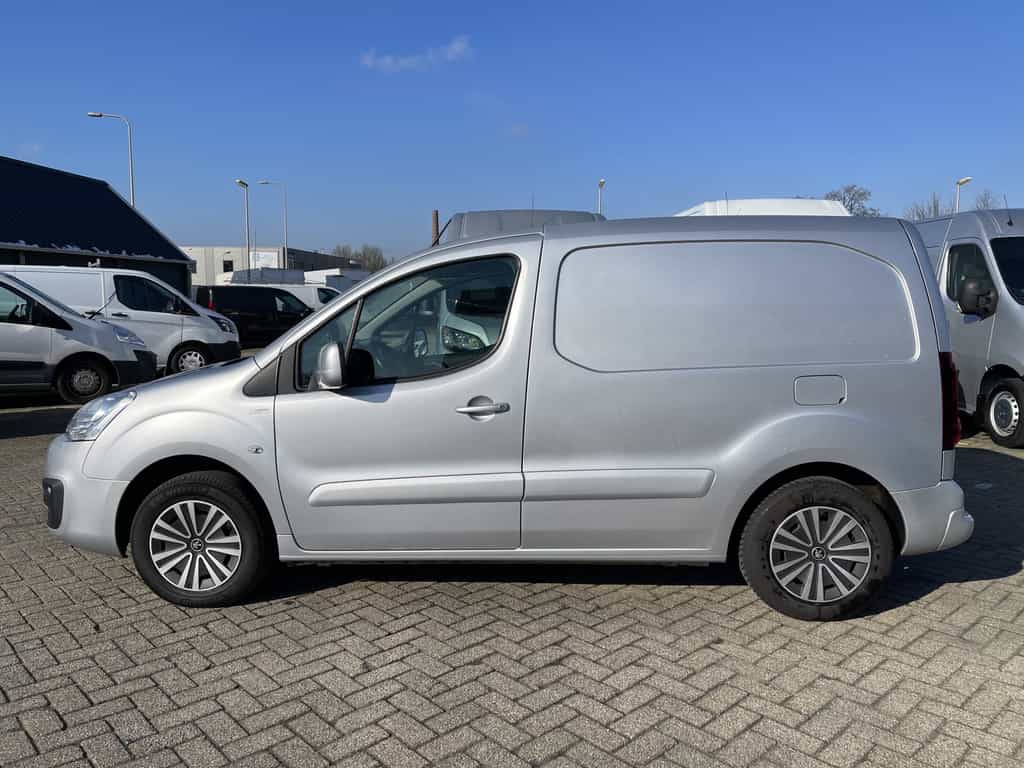 Peugeot Partner 120 1.6 BlueHDi 100 L1 Premium Pack S&S / vaste prijs rijklaar € 8.950 ex btw / distributie riem is vervangen / airco / cruise / navi / achteruit rijcamera / 3 zits / zilver metallic !
