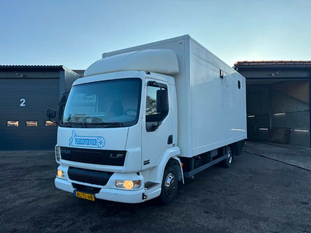 DAF LF 45.150 4 paards, laadlift. Horsetruck NL truck