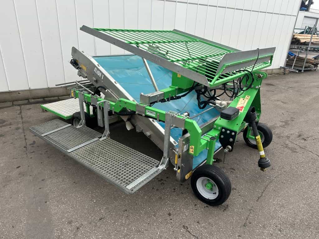 Hortech SLIDE T 150 oogstmachine getrokken door de tractor voor de oogst van babyblad