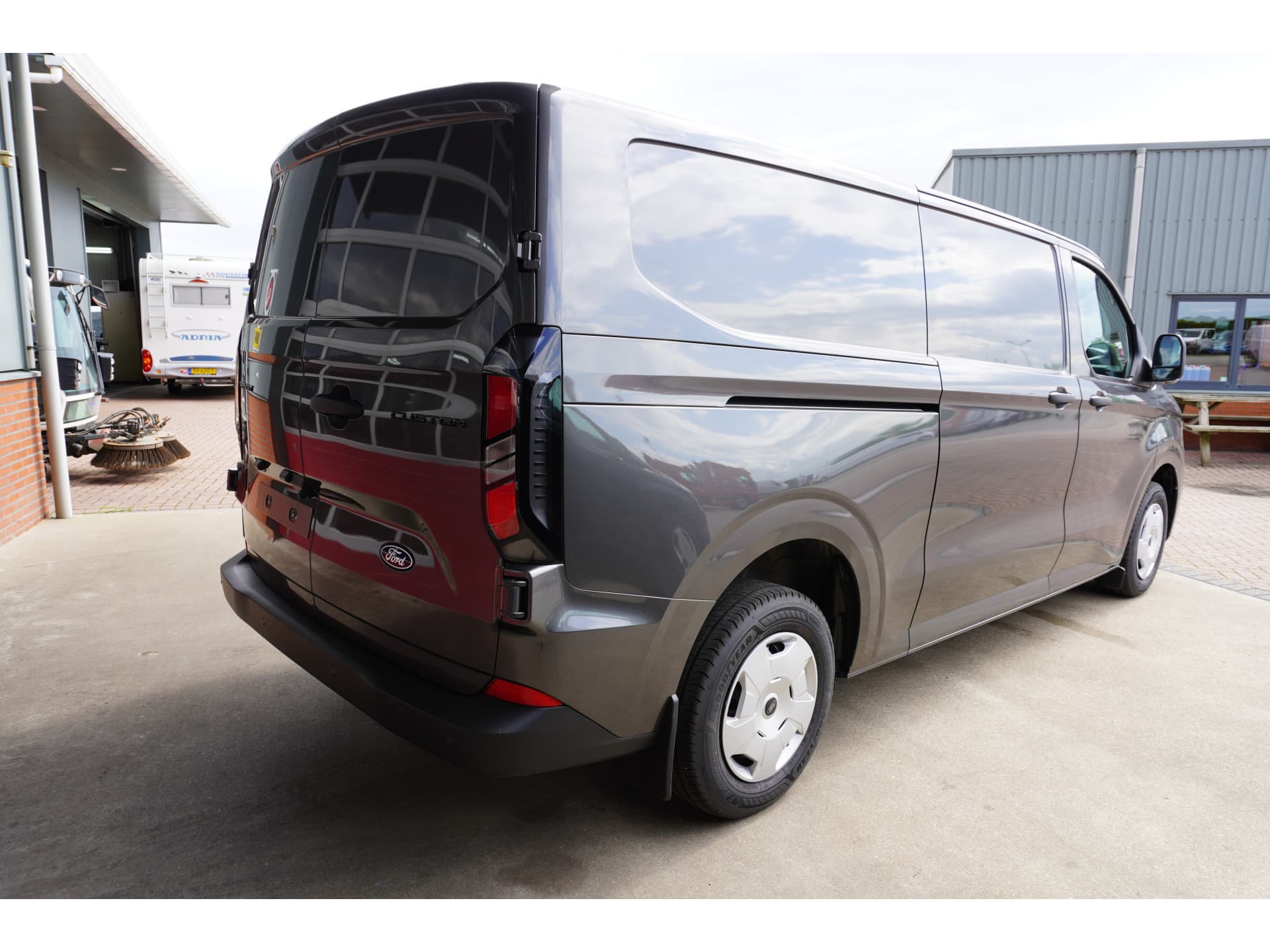 Foto 4 van Ford 320L 2.0 TDCI 136PK L2H1 Trend Nieuw Model