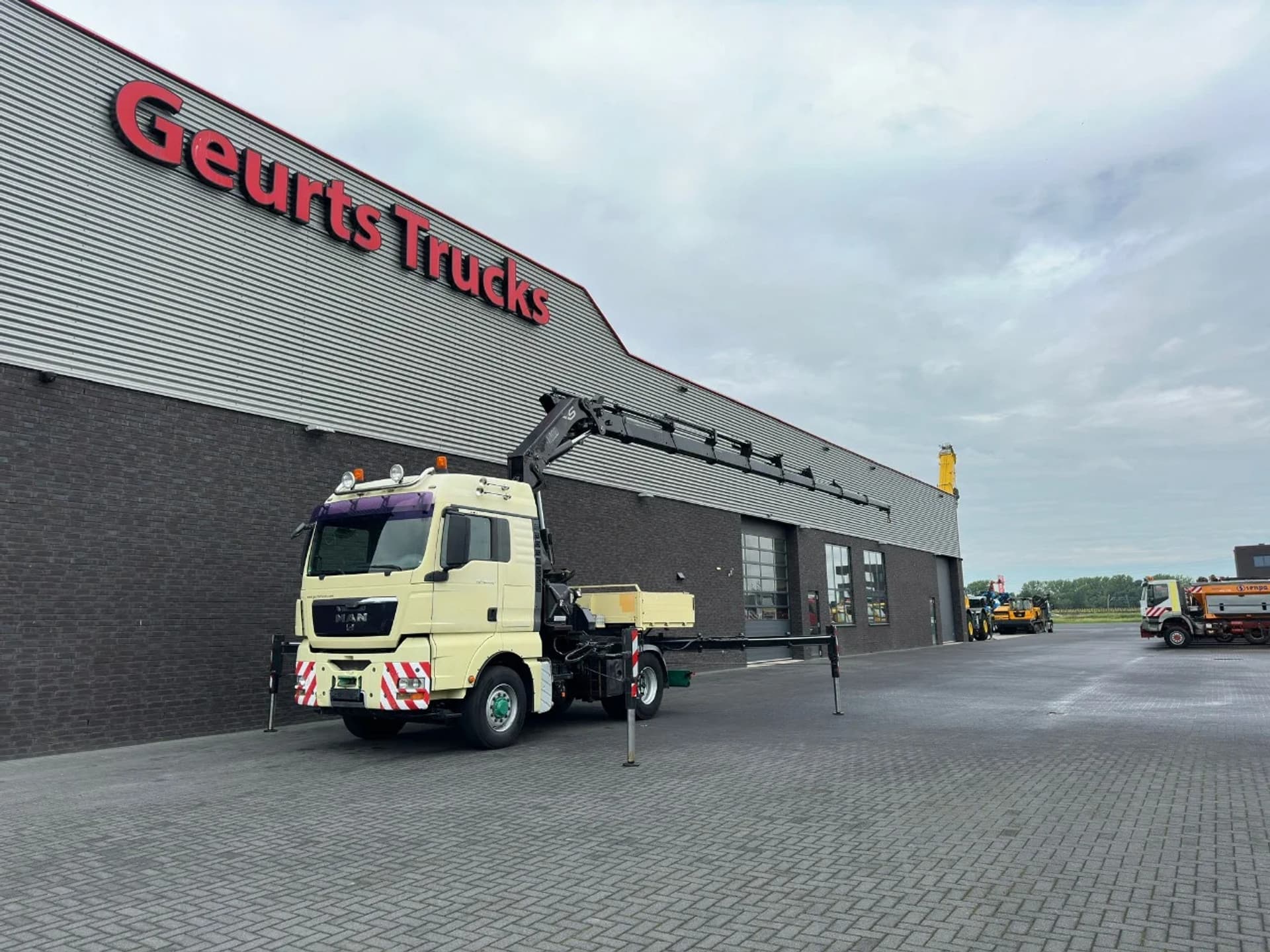 Foto 2 van MAN TGA 18.440 4X4H + HIAB 422 E-8 HIDUO KRAAN/KRAN/CRANE/GRUA/MONTAGEKRAN/DACHDECKERKRAN/ROOFCRANE