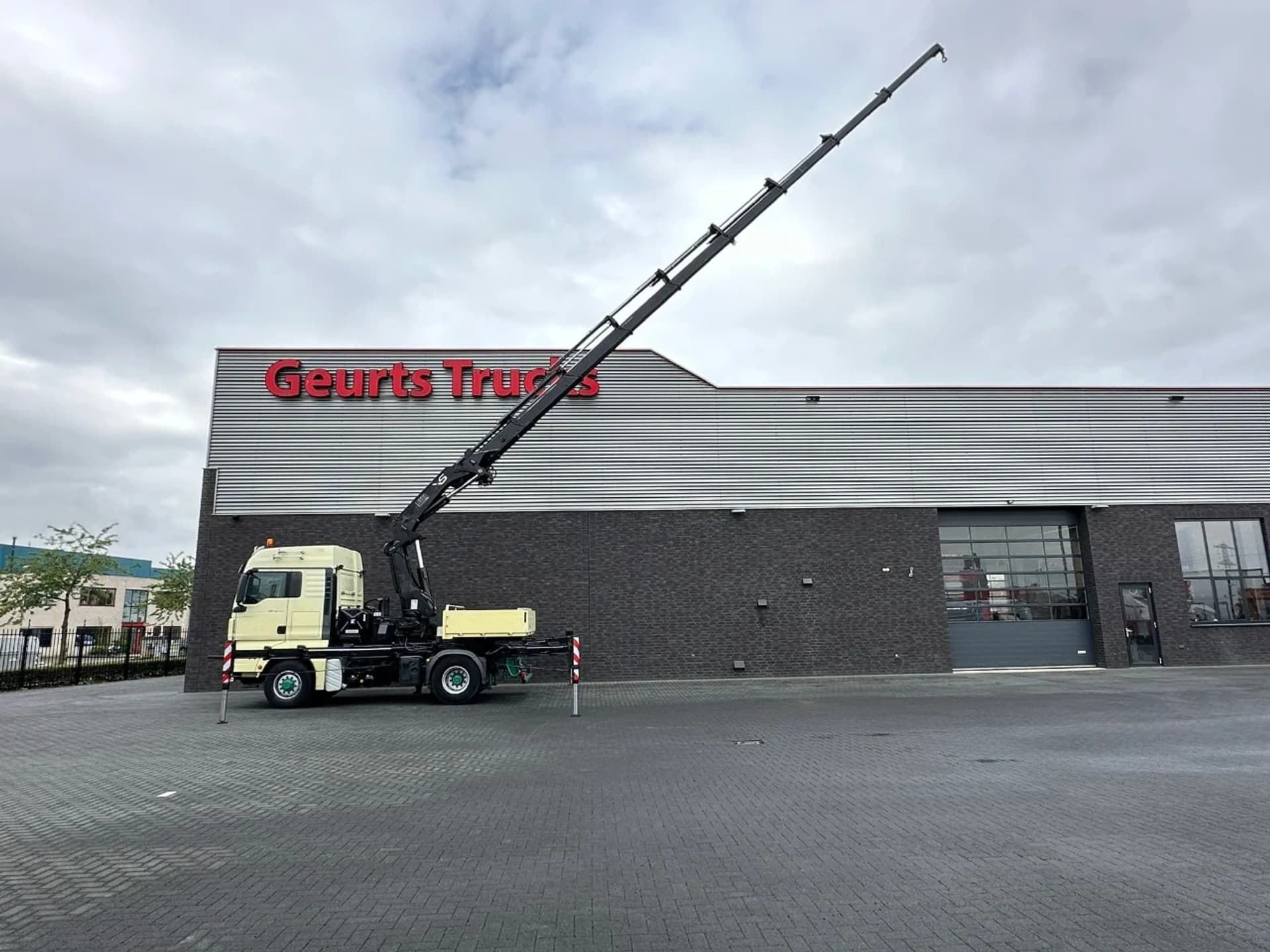 Foto 5 van MAN TGA 18.440 4X4H + HIAB 422 E-8 HIDUO KRAAN/KRAN/CRANE/GRUA/MONTAGEKRAN/DACHDECKERKRAN/ROOFCRANE