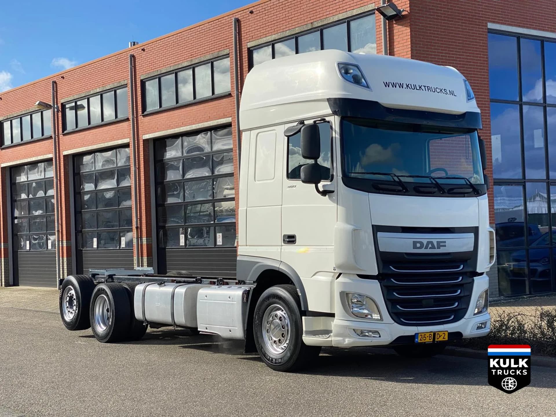 Foto 4 van DAF XF 460 FAR 6X2 SSC CLEAN HOLLAND TRUCK