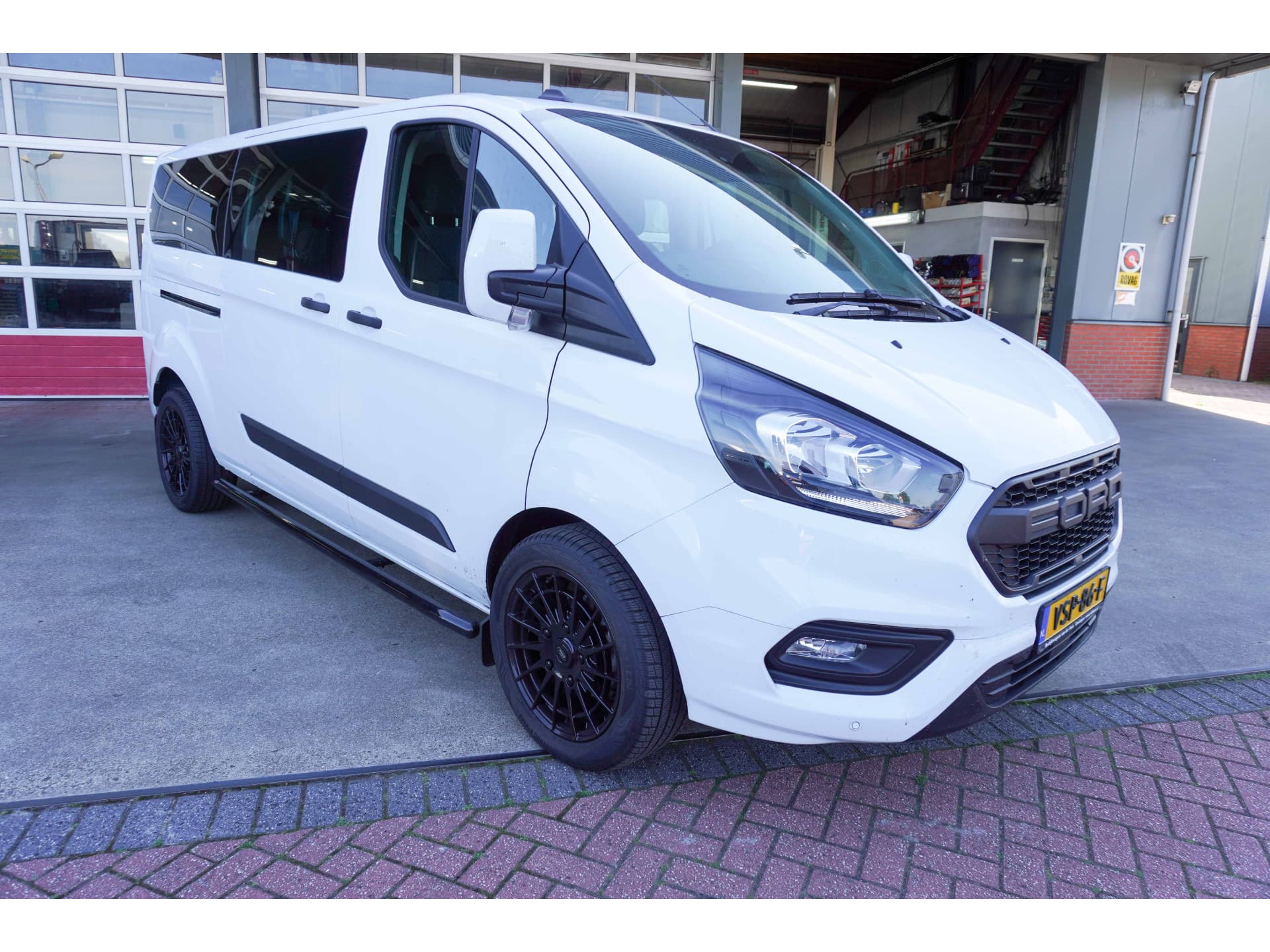 Foto 2 van Ford 320L 2.0 TDCI 130PK L2H1 DubbelCabine Glaslook