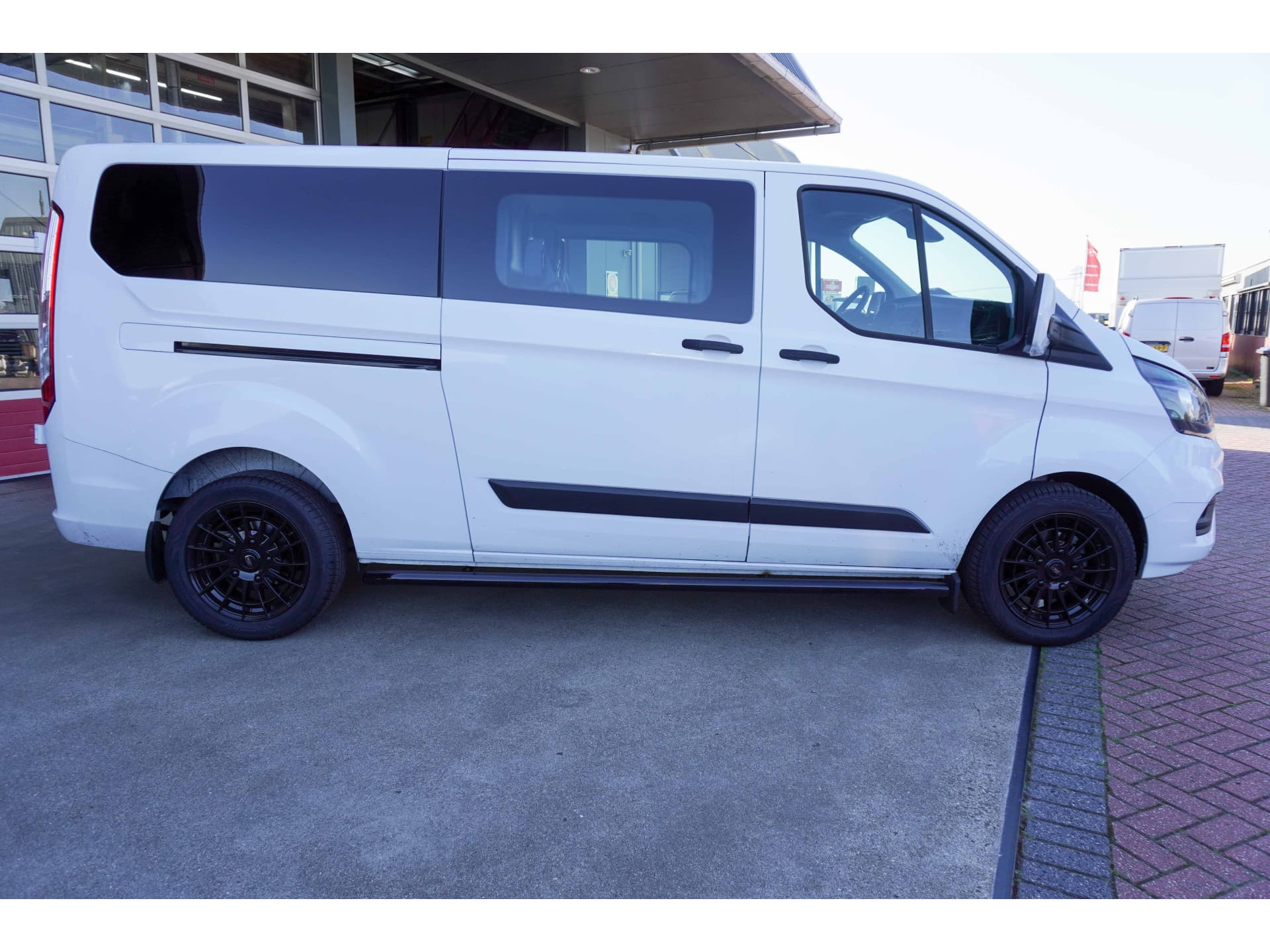 Foto 3 van Ford 320L 2.0 TDCI 130PK L2H1 DubbelCabine Glaslook