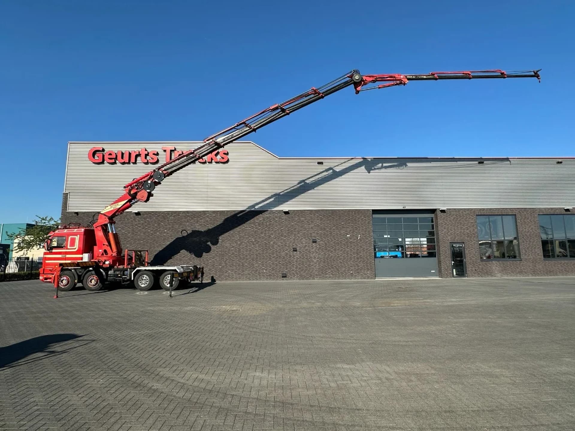 Foto 1 van Scania R143-420 V8 8X4 + EFFER 980/6S + JIB 2F73101 KRAAN/KAN/CRANE/GRUA/OLDTIMER/SPECIAL/SHOWTRUCK