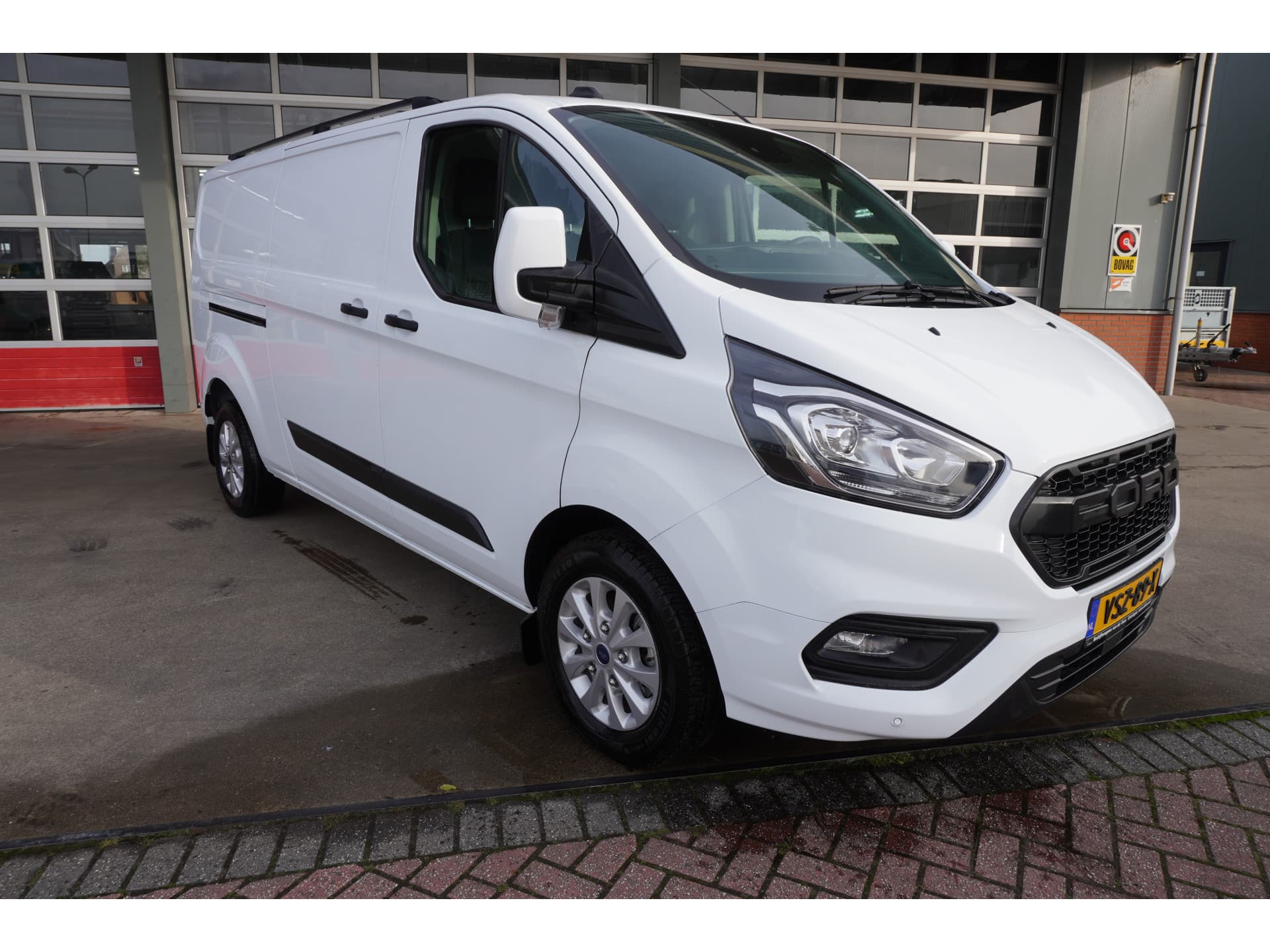 Foto 2 van Ford 300L 2.0 TDCI 130PK L2H1 Trend Raptor Edition