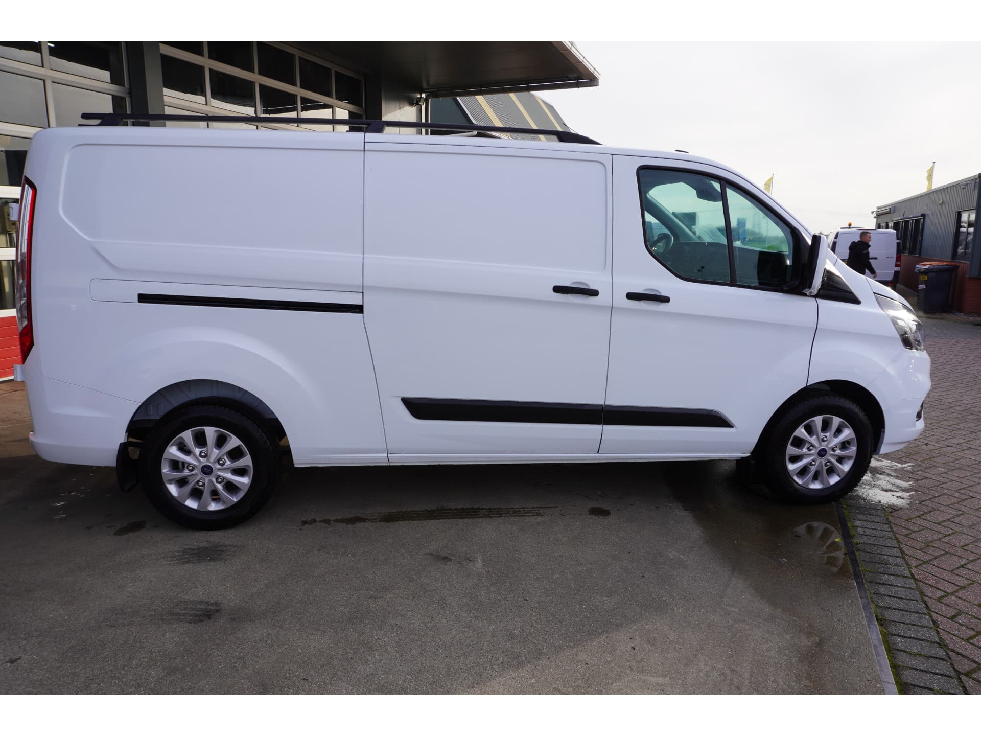 Foto 3 van Ford 300L 2.0 TDCI 130PK L2H1 Trend Raptor Edition